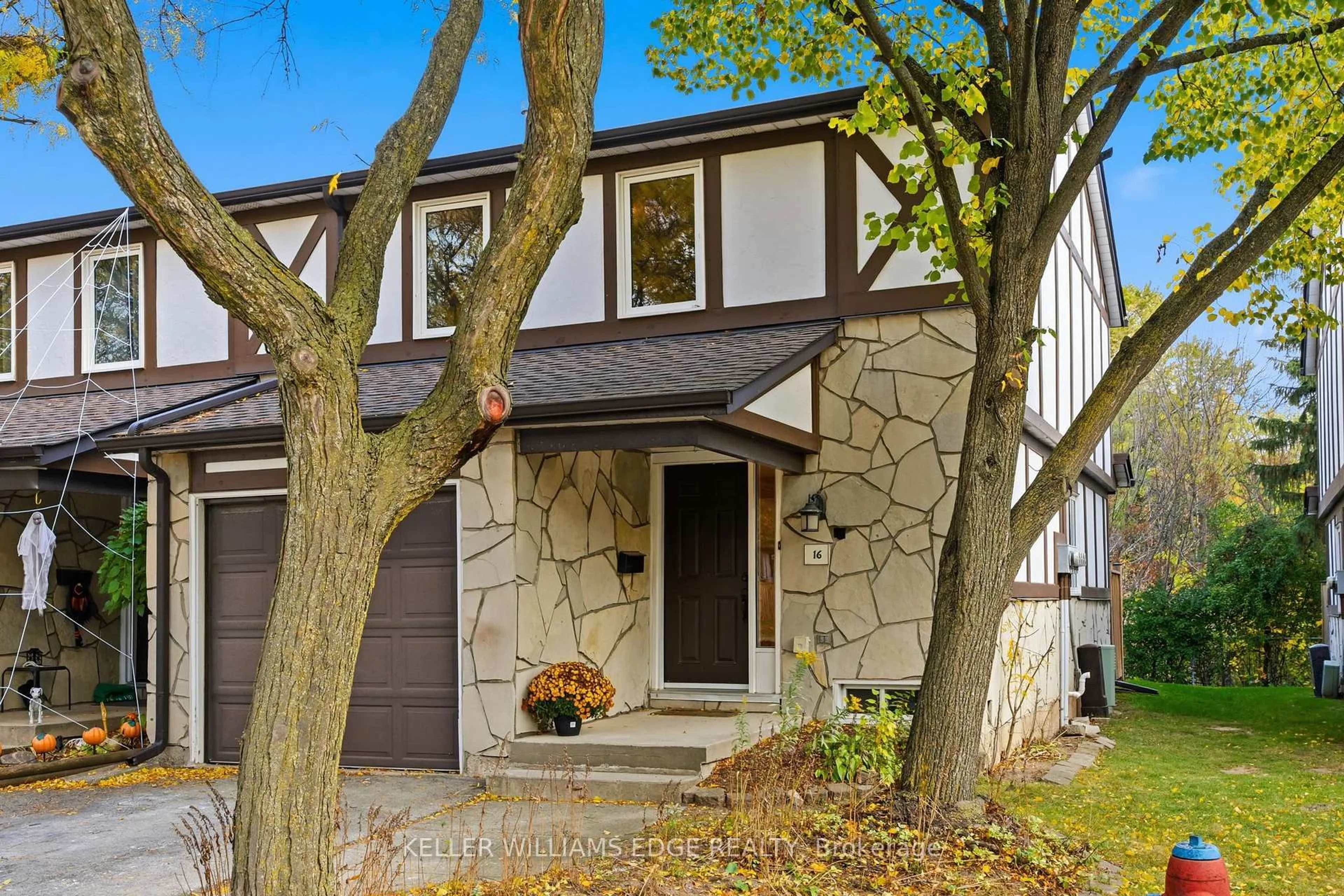 Home with vinyl exterior material, street for 2200 Glenwood School Dr #16, Burlington Ontario L7R 4H5