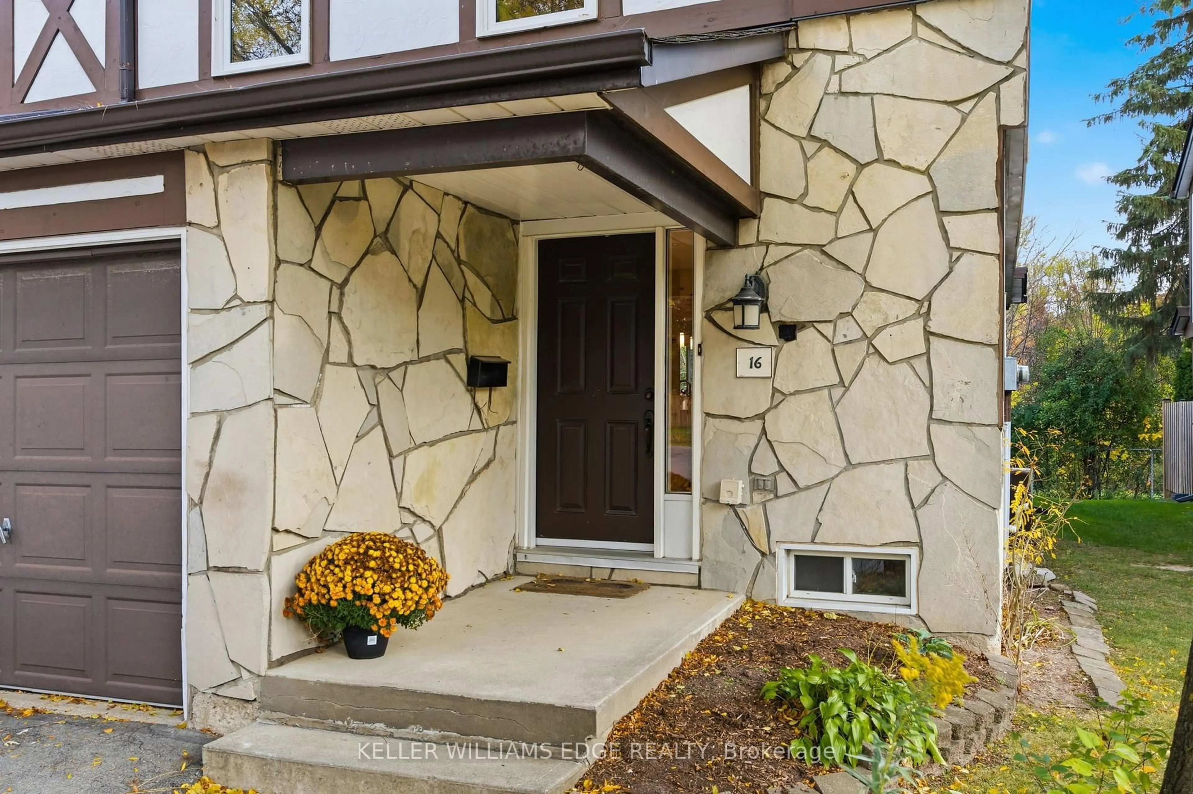 Indoor entryway for 2200 Glenwood School Dr #16, Burlington Ontario L7R 4H5