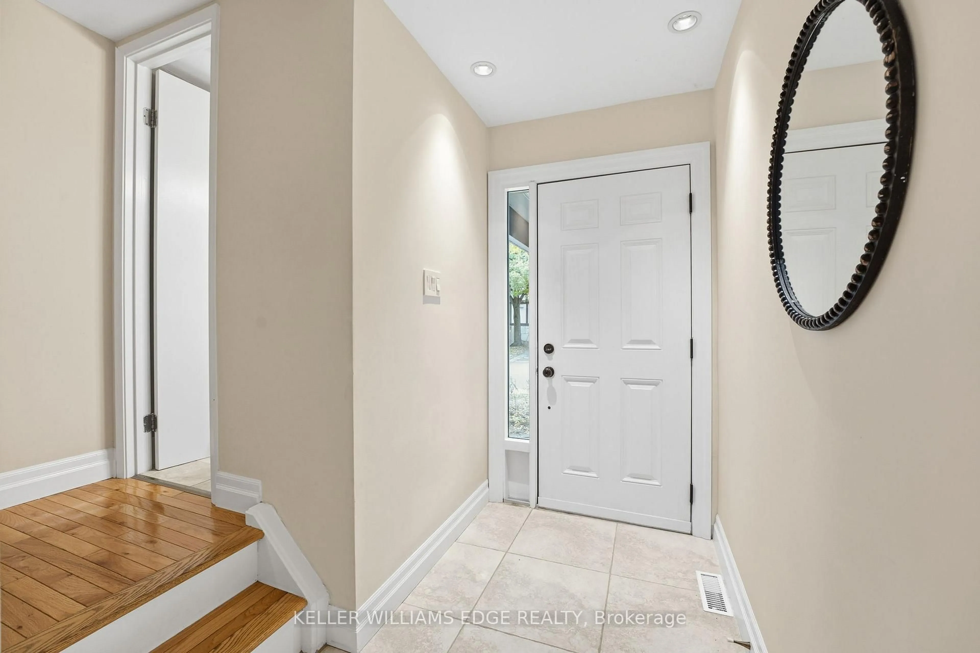 Indoor entryway for 2200 Glenwood School Dr #16, Burlington Ontario L7R 4H5