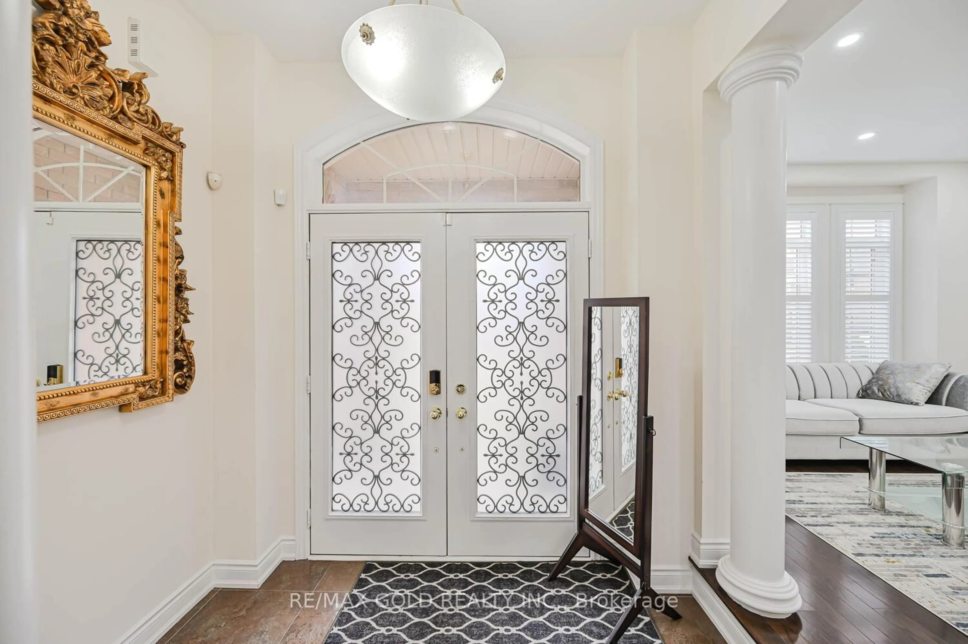 Indoor entryway for 37 Scotchmere Cres, Brampton Ontario L6P 3A6