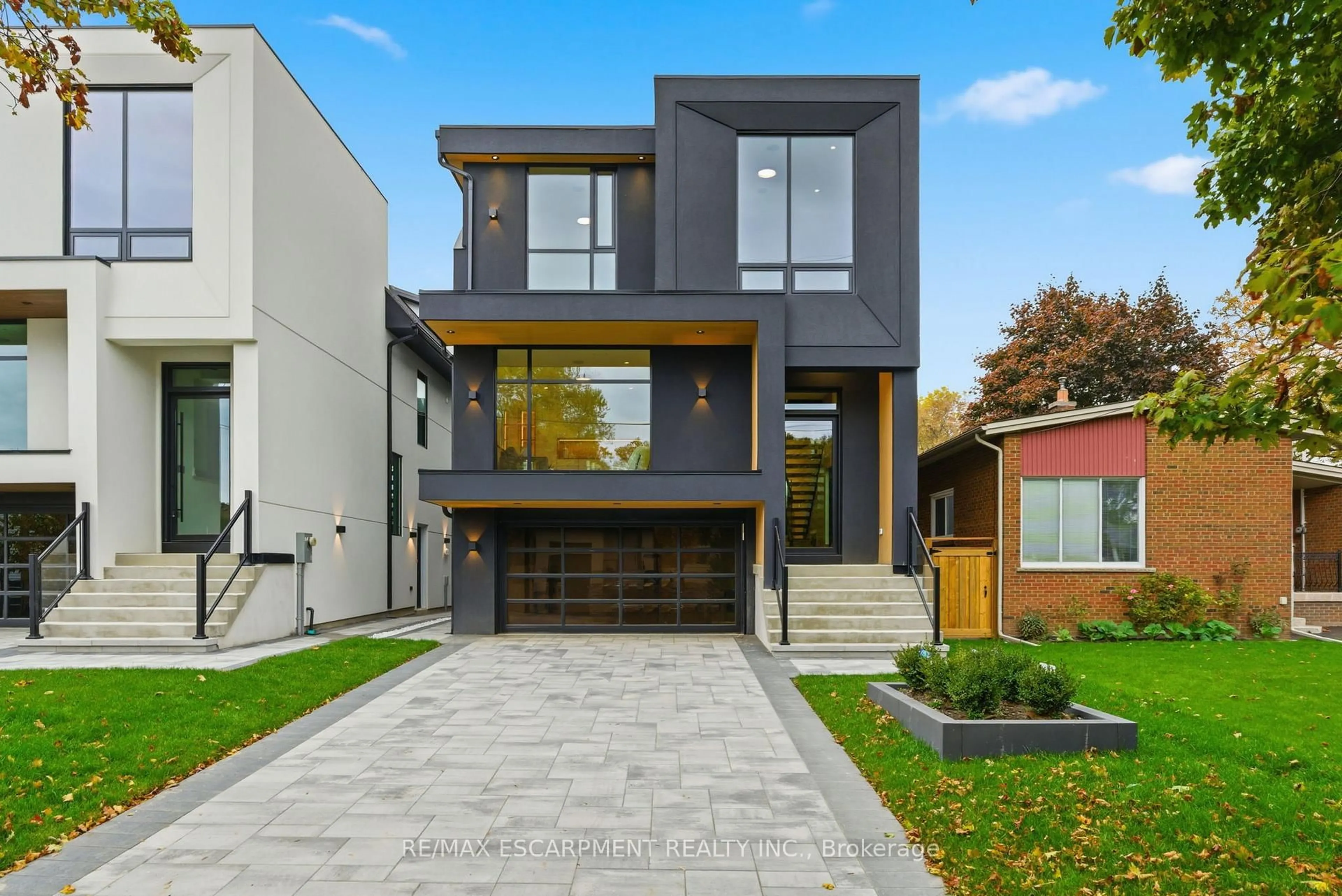 Home with brick exterior material, street for 957 Halliday Ave, Mississauga Ontario L5E 1P4