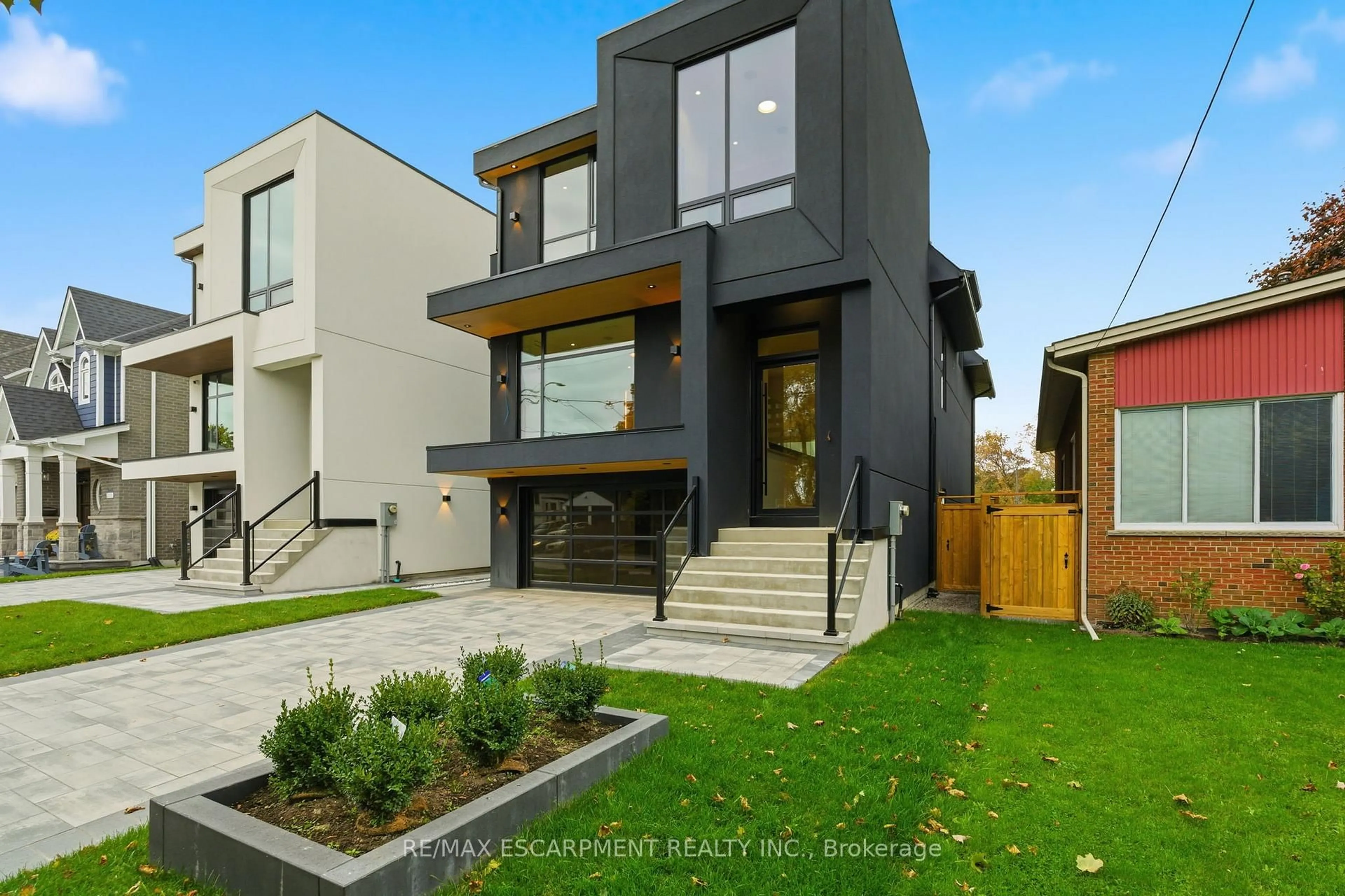 Home with brick exterior material, street for 957 Halliday Ave, Mississauga Ontario L5E 1P4