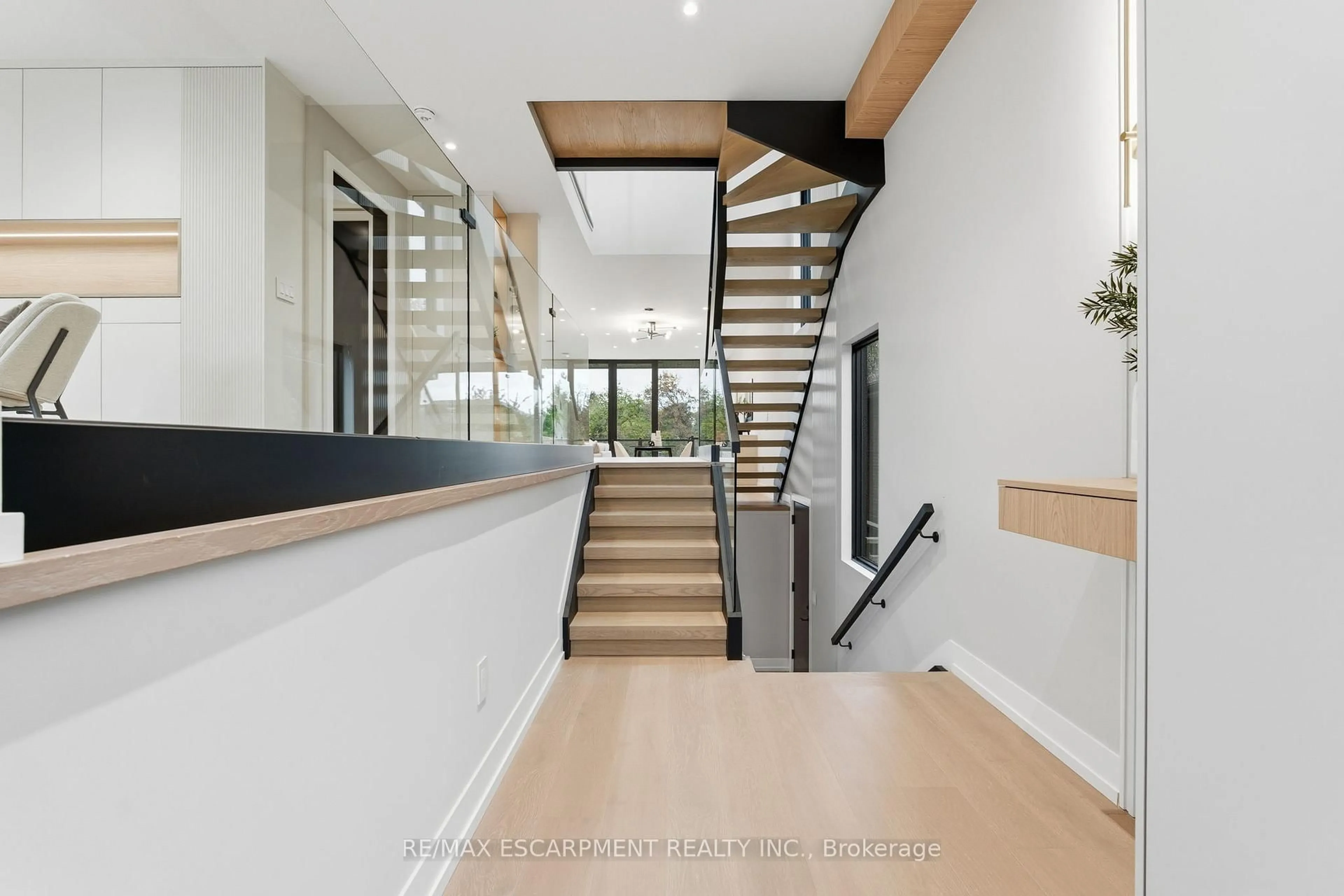 Unknown for 957 Halliday Ave, Mississauga Ontario L5E 1P4