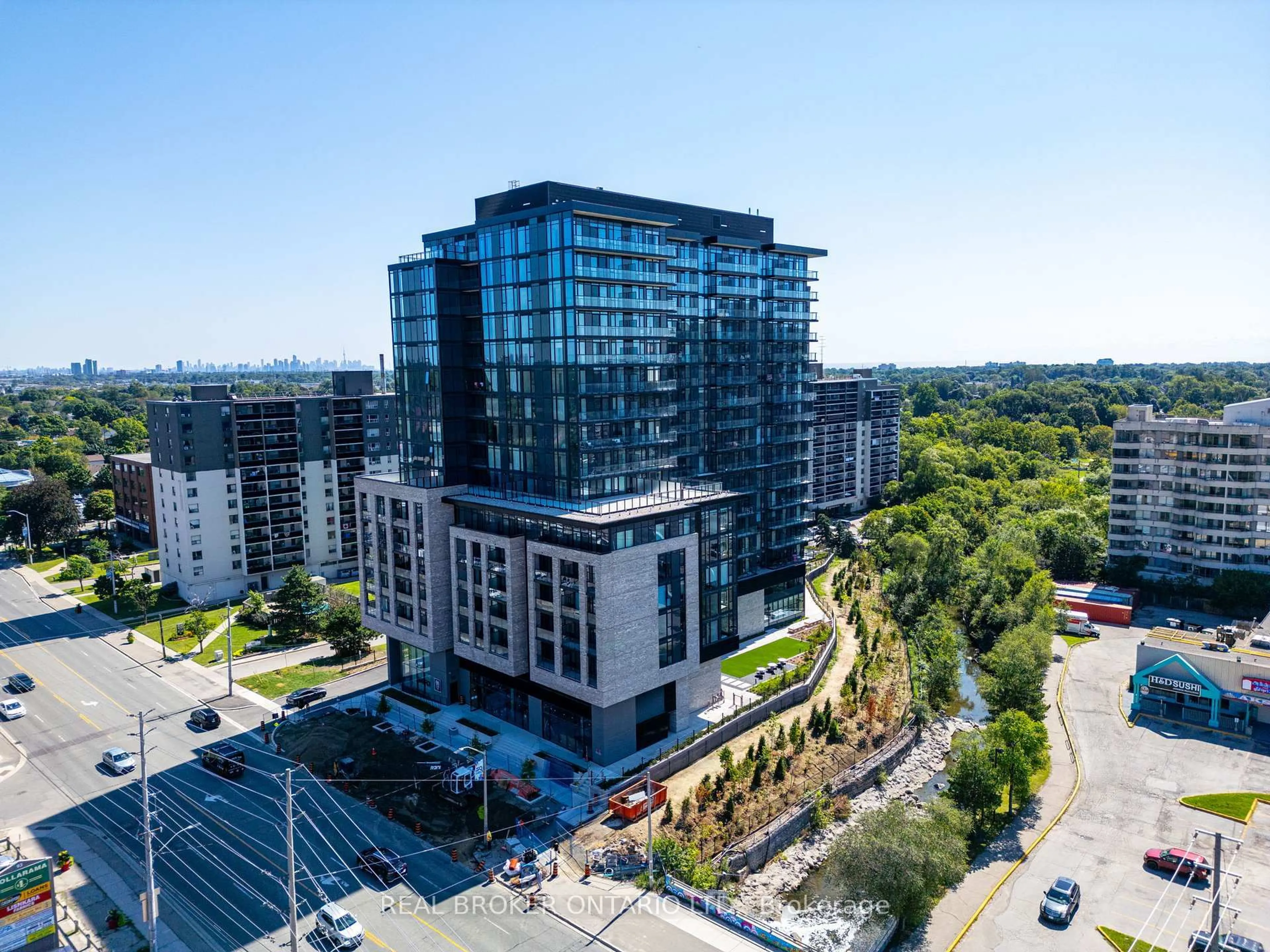 A pic from outside/outdoor area/front of a property/back of a property/a pic from drone, city buildings view from balcony for 86 Dundas St #1602, Mississauga Ontario L5A 0B1