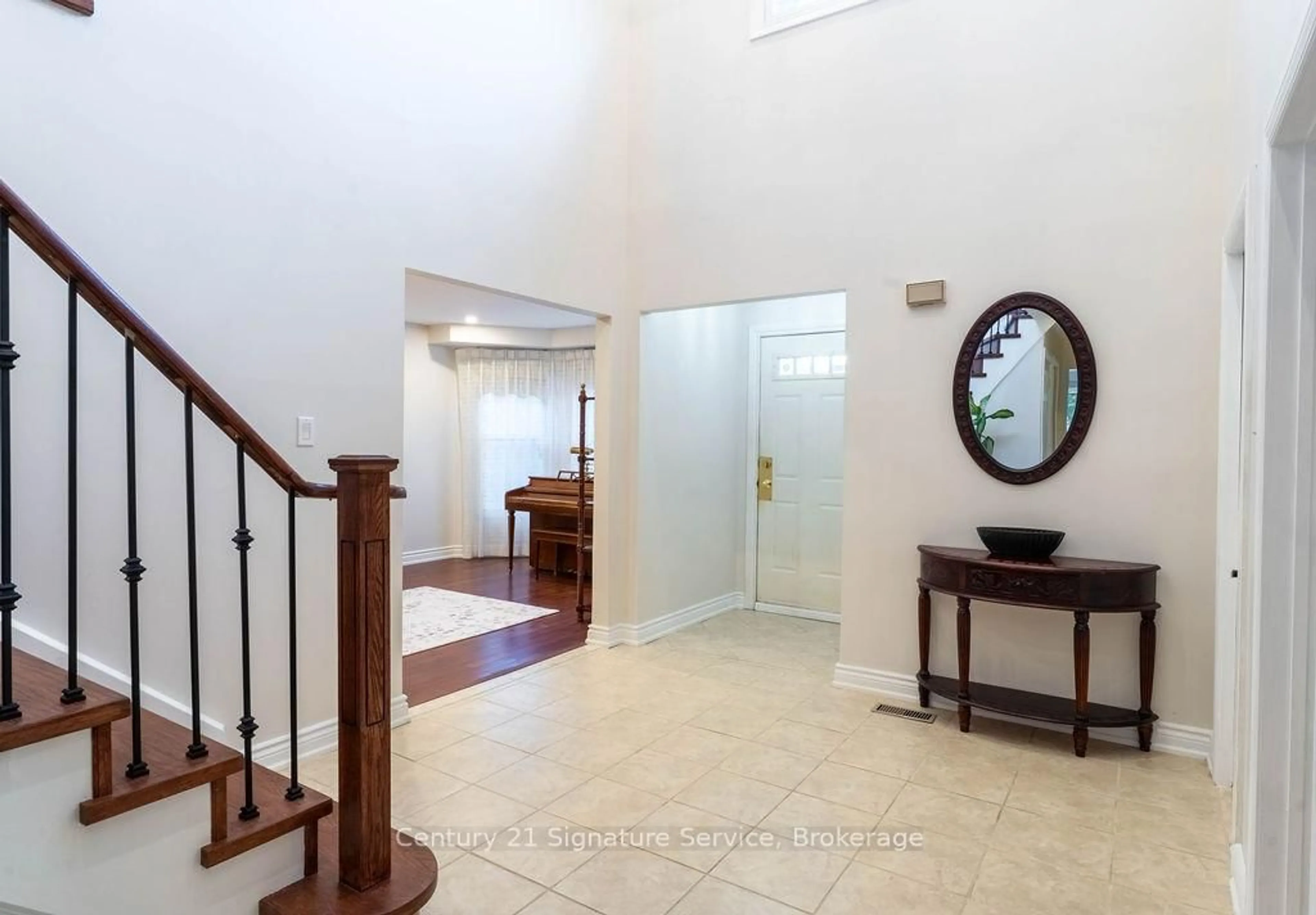 Indoor foyer for 5580 Millbrook Lane, Mississauga Ontario L5M 3X9
