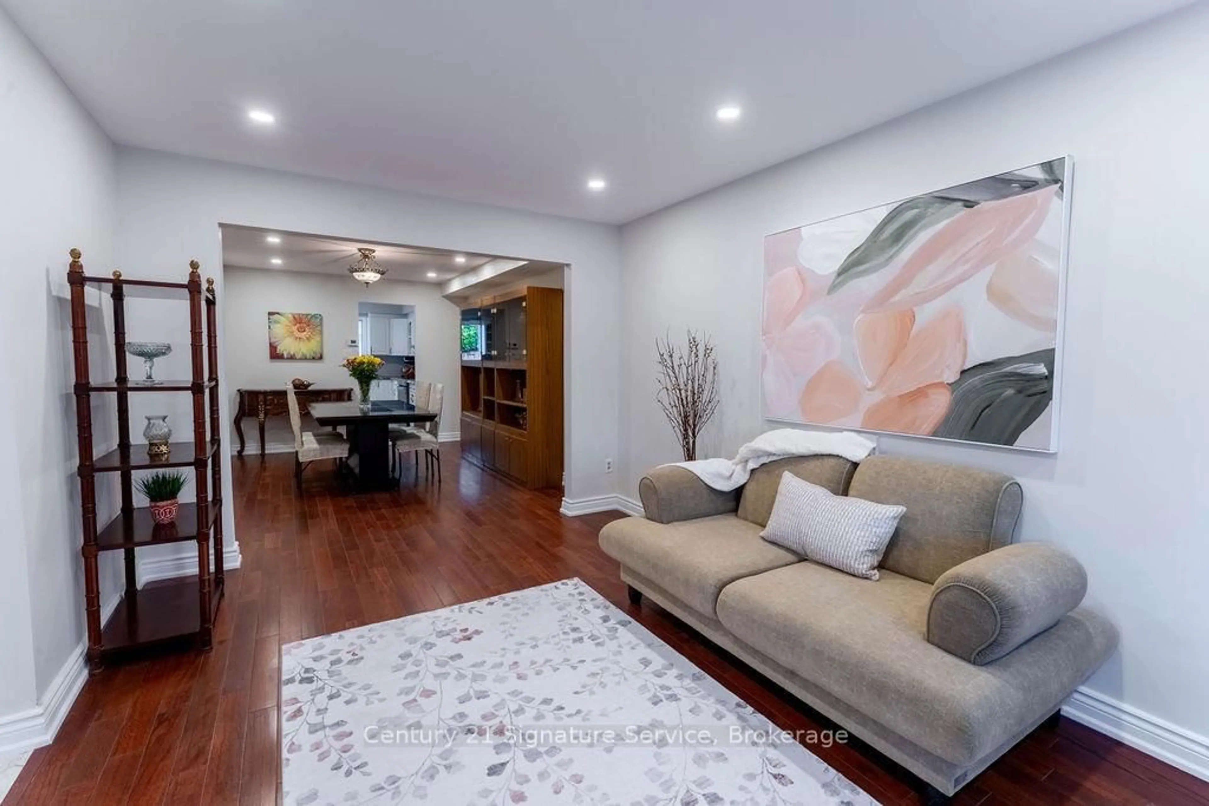 Living room with furniture, wood/laminate floor for 5580 Millbrook Lane, Mississauga Ontario L5M 3X9