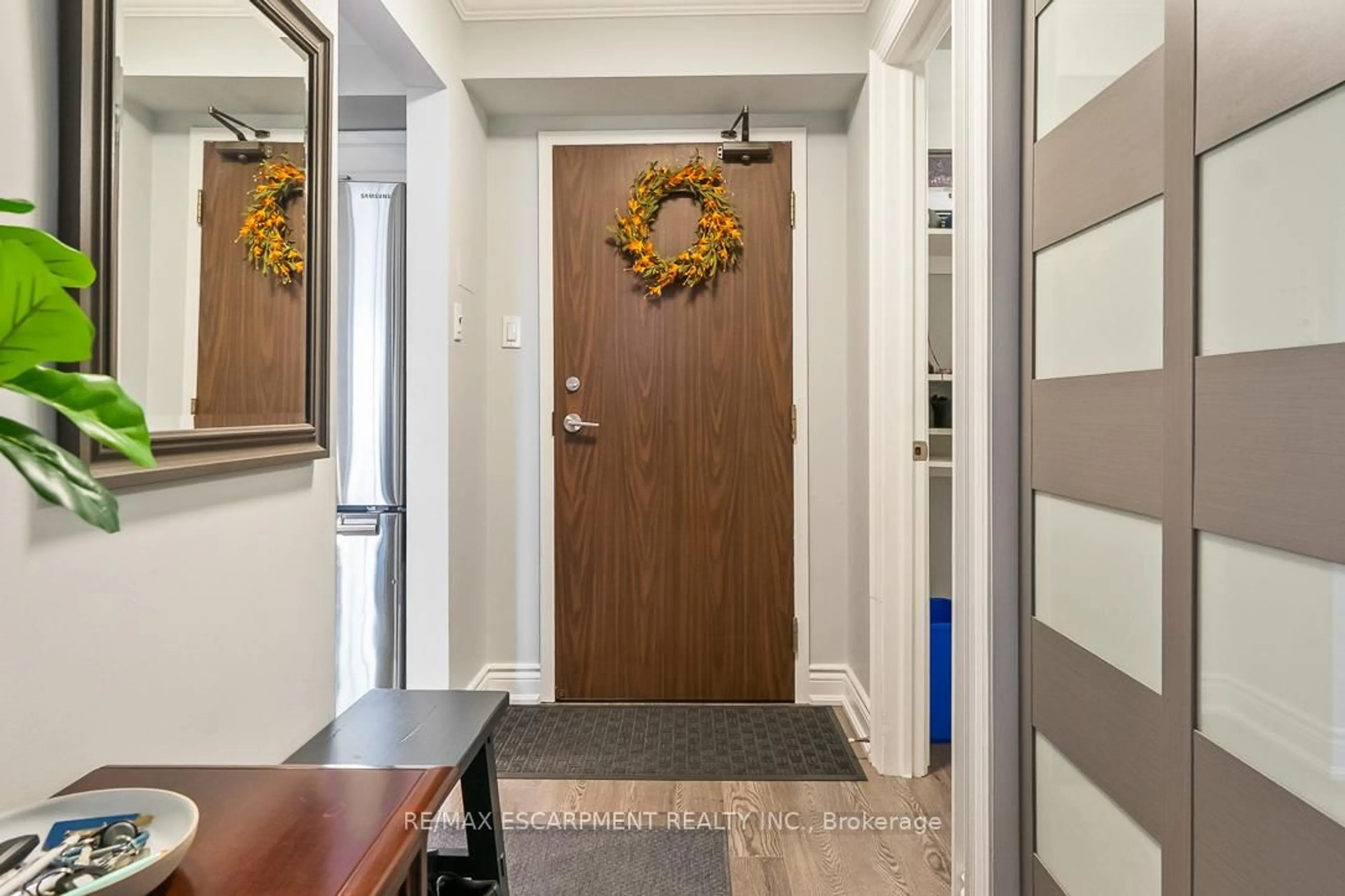 Indoor entryway for 1485 Lakeshore Rd #1015, Mississauga Ontario L5E 3G2
