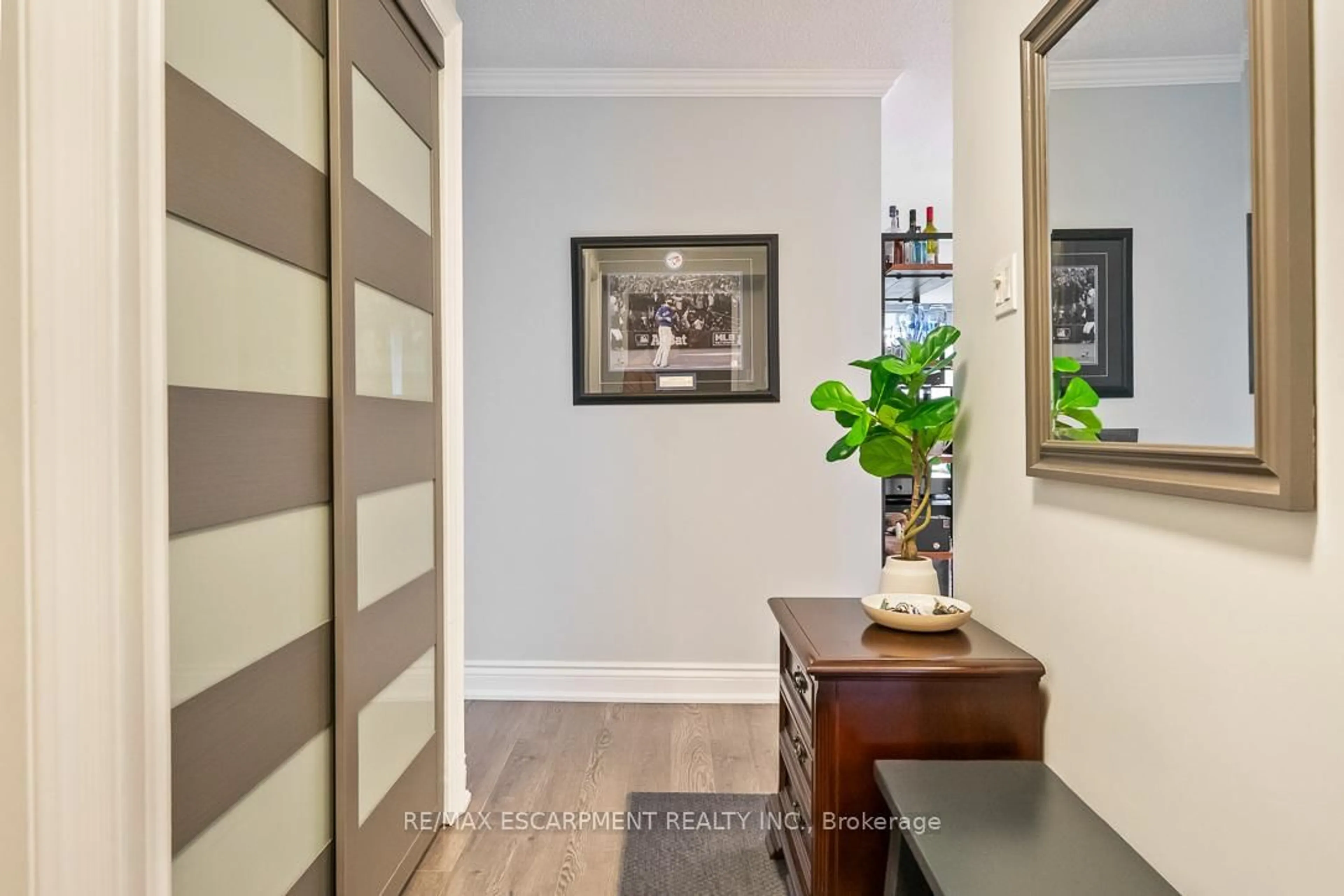 Indoor entryway for 1485 Lakeshore Rd #1015, Mississauga Ontario L5E 3G2