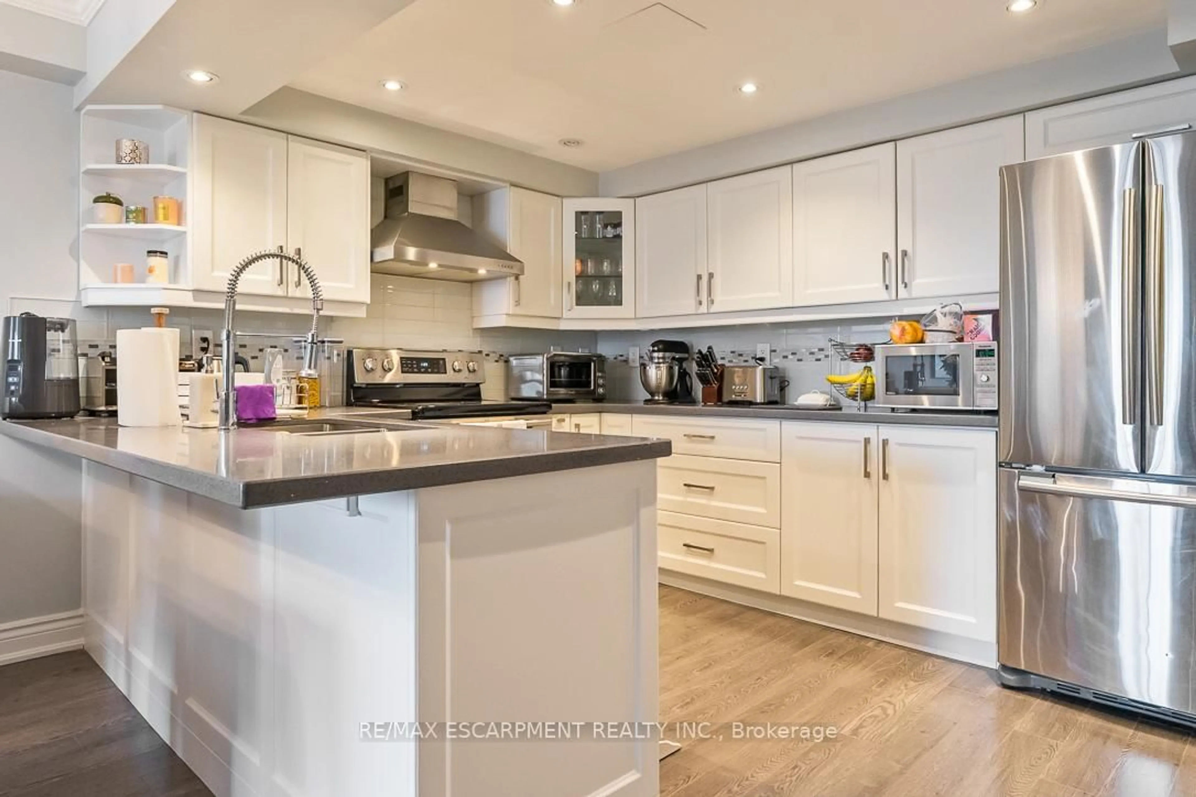 Contemporary kitchen, wood/laminate floor for 1485 Lakeshore Rd #1015, Mississauga Ontario L5E 3G2