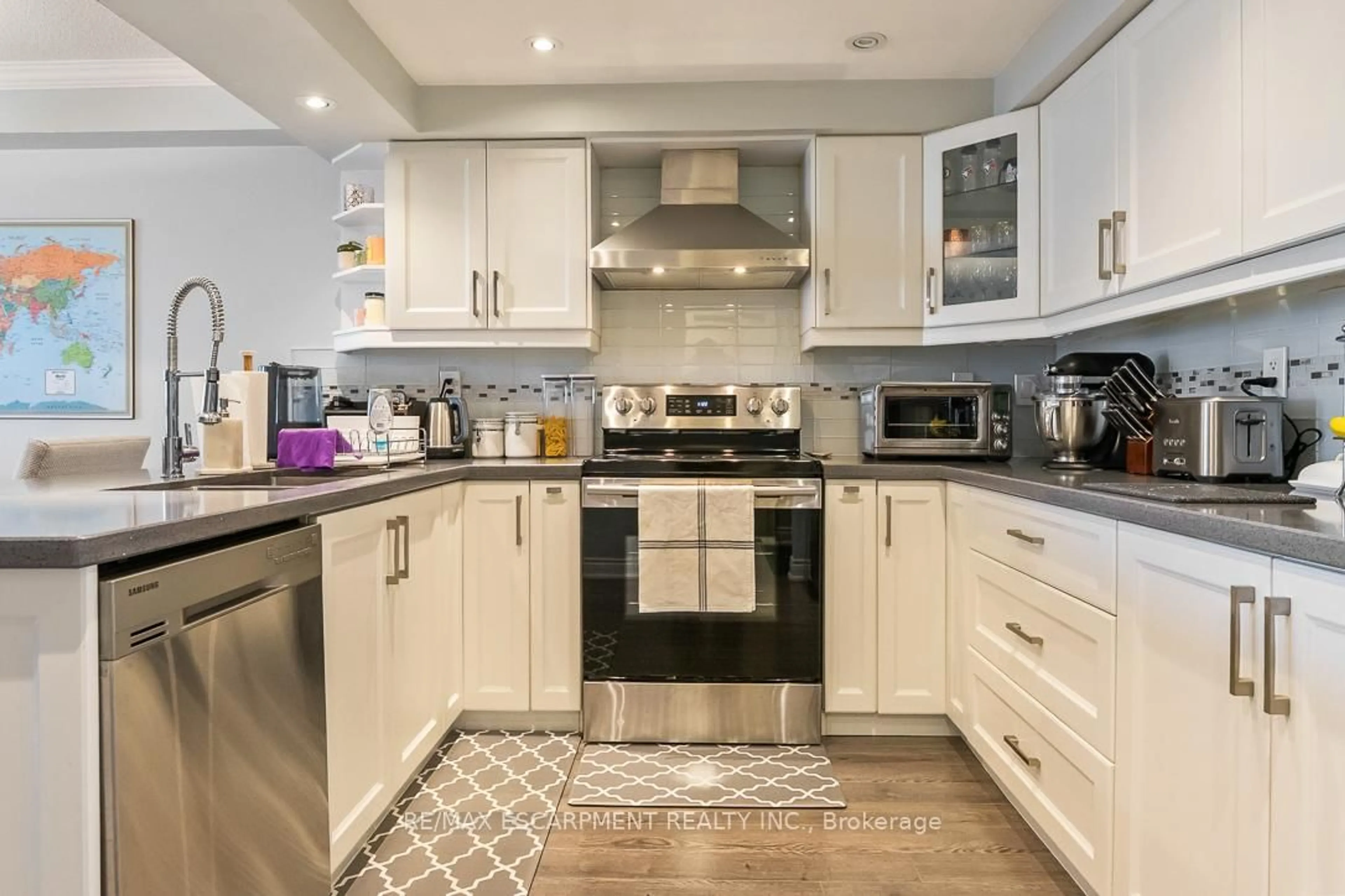 Contemporary kitchen, ceramic/tile floor for 1485 Lakeshore Rd #1015, Mississauga Ontario L5E 3G2