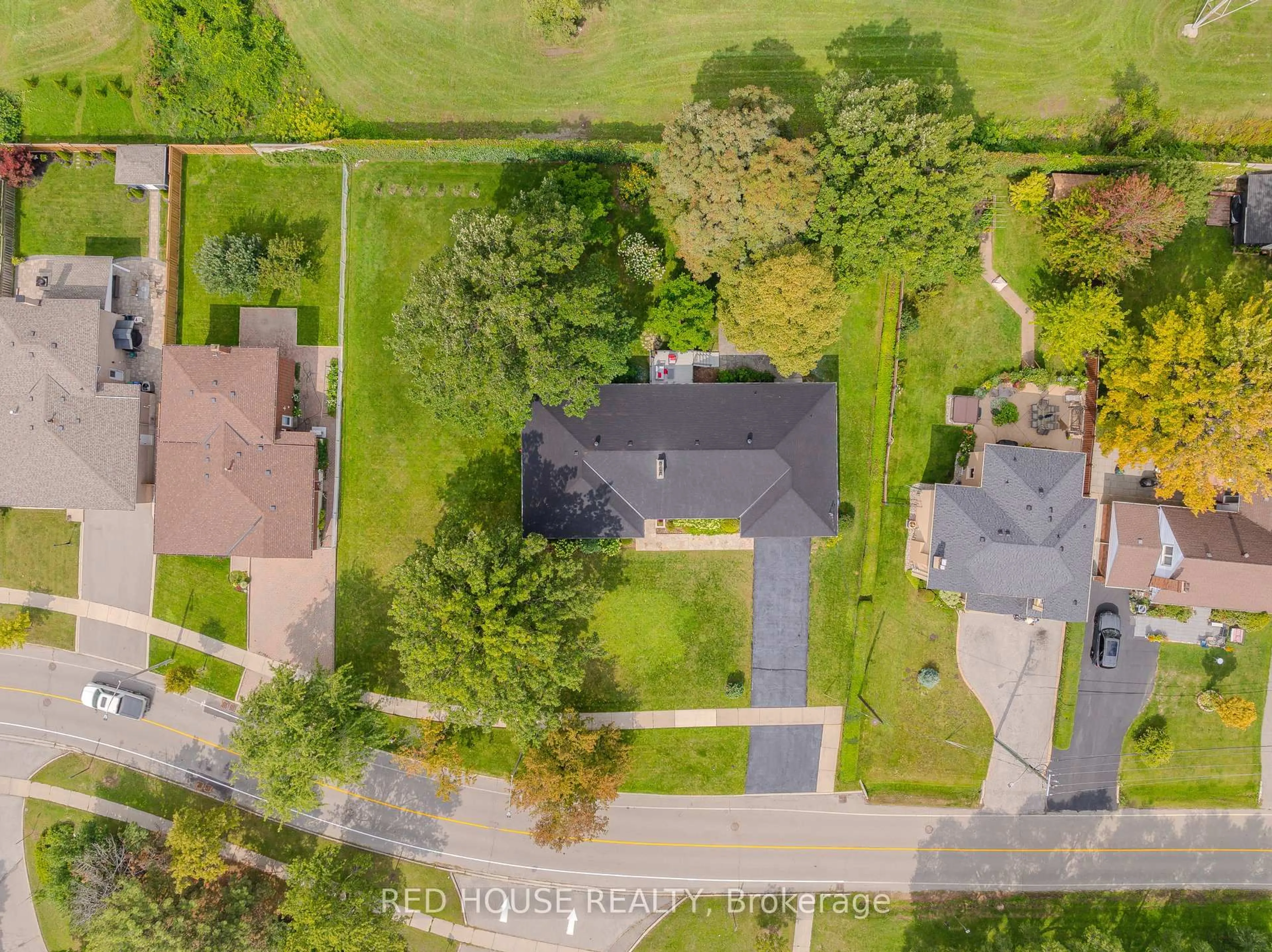A pic from outside/outdoor area/front of a property/back of a property/a pic from drone, street for 1253 Melton Dr, Mississauga Ontario L4Y 1L6