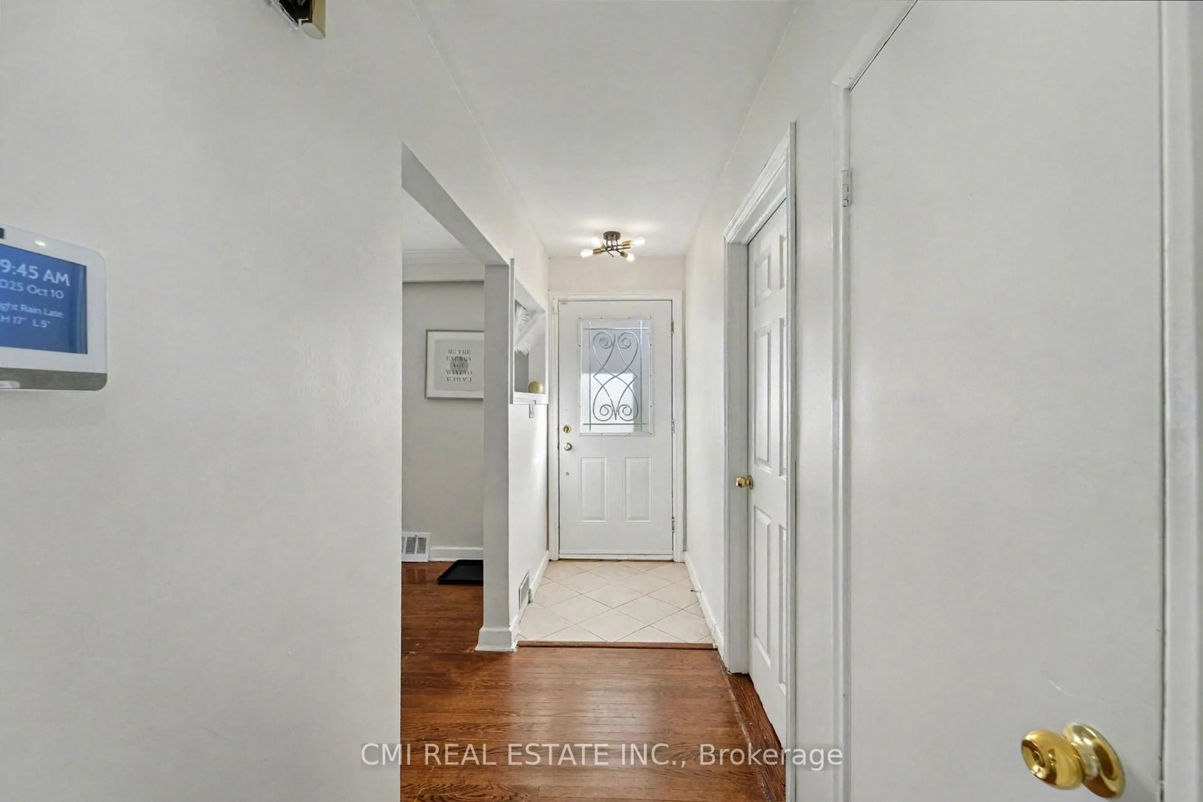 Indoor entryway for 2610 Islington Ave, Toronto Ontario M9V 2X3