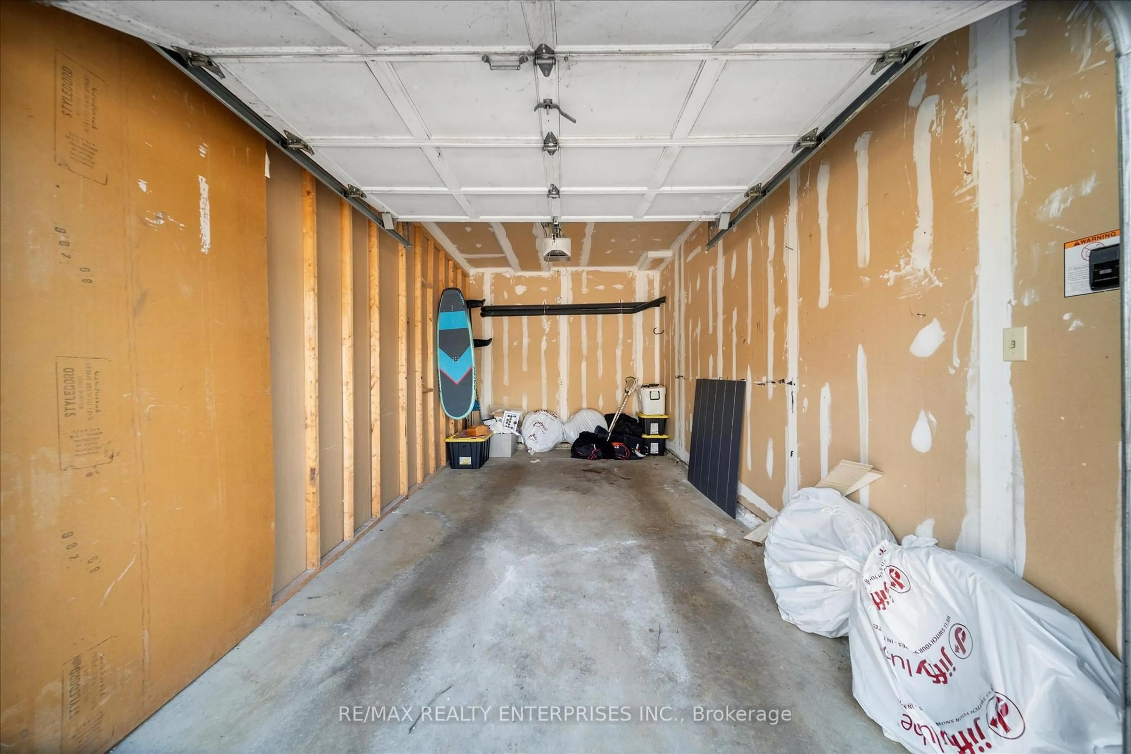 Indoor garage for 2055 Walkers Line #206, Burlington Ontario L7M 4B5