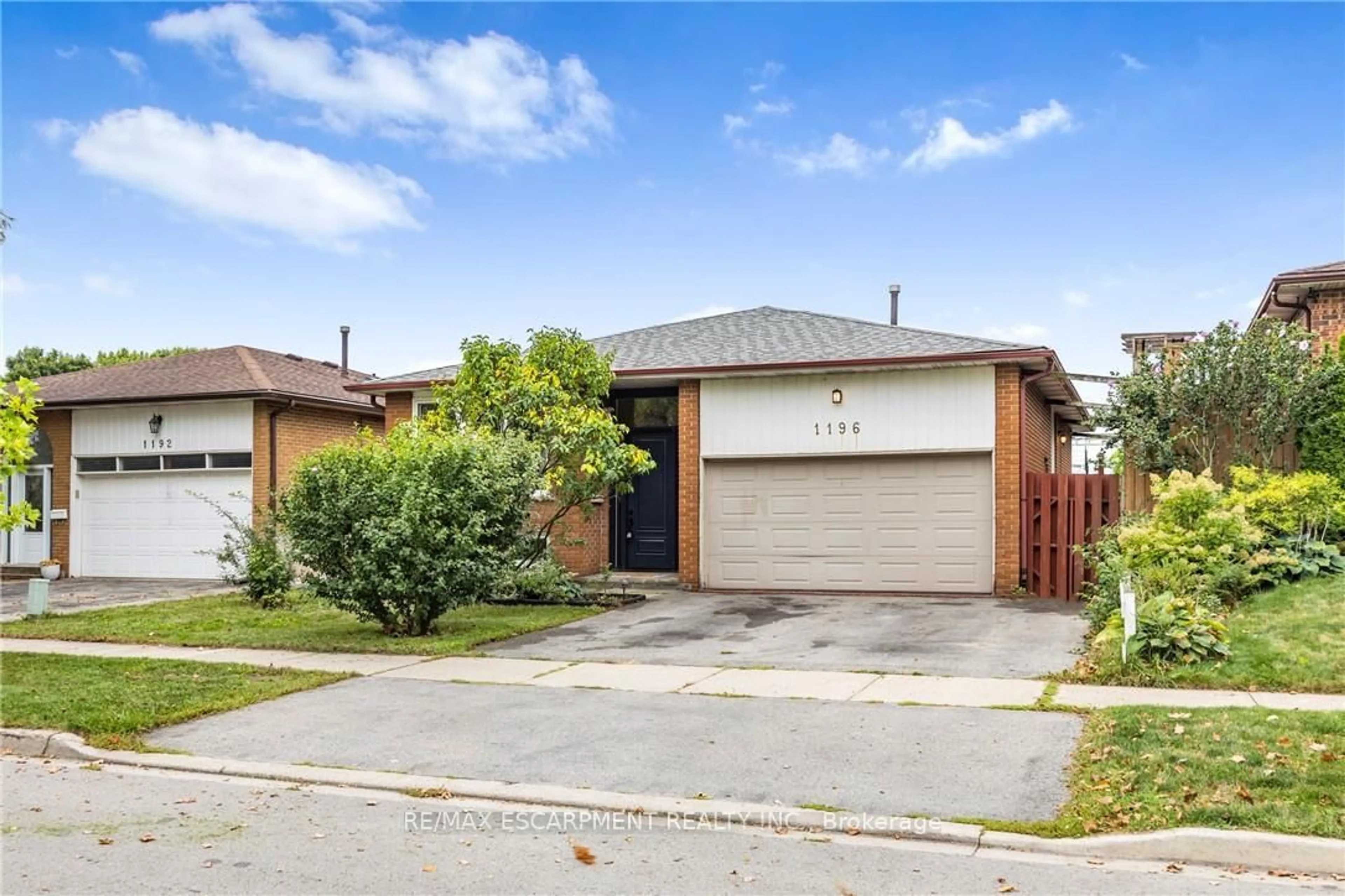 A pic from outside/outdoor area/front of a property/back of a property/a pic from drone, street for 1196 Dowland Cres, Burlington Ontario L7T 4C9