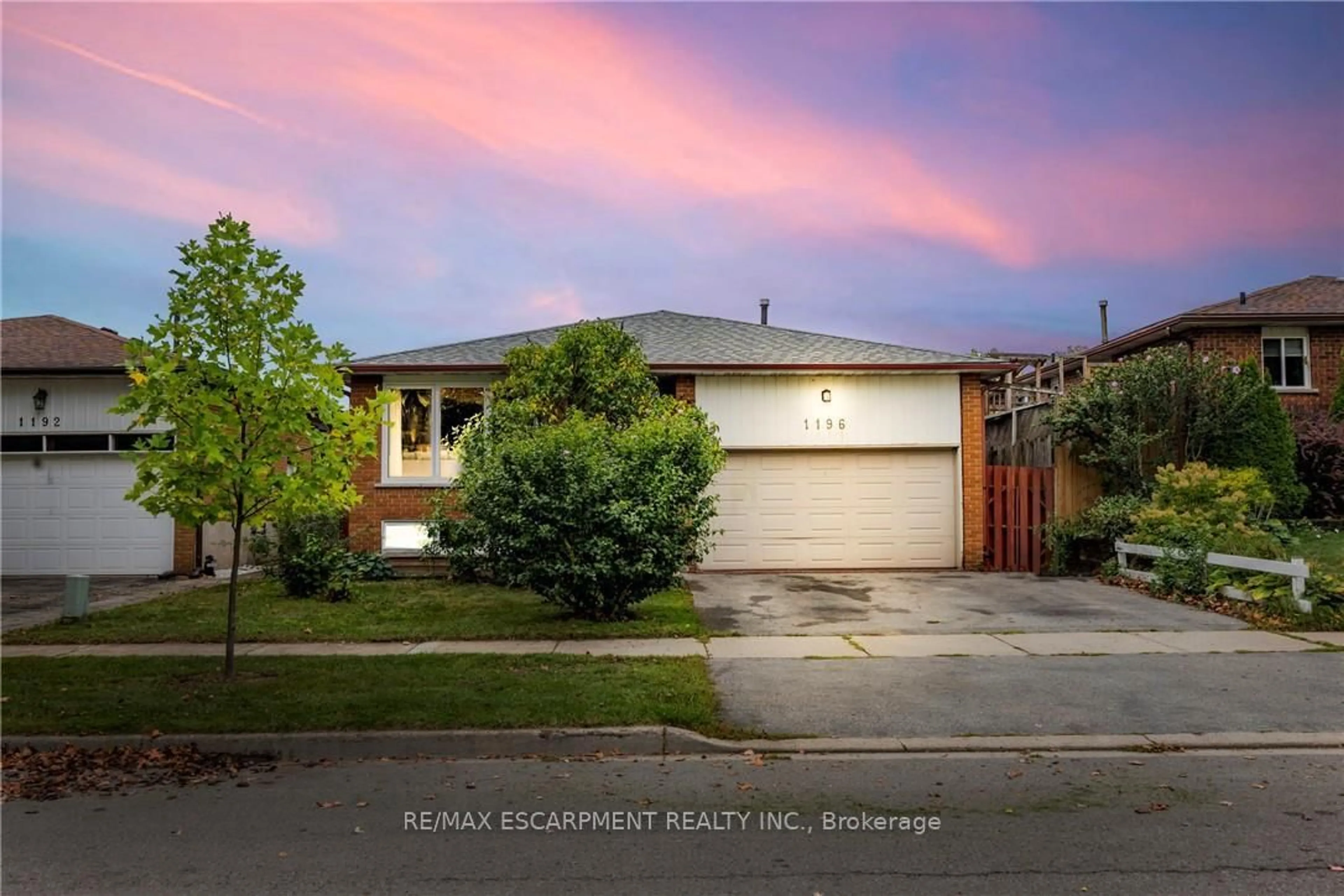 A pic from outside/outdoor area/front of a property/back of a property/a pic from drone, street for 1196 Dowland Cres, Burlington Ontario L7T 4C9