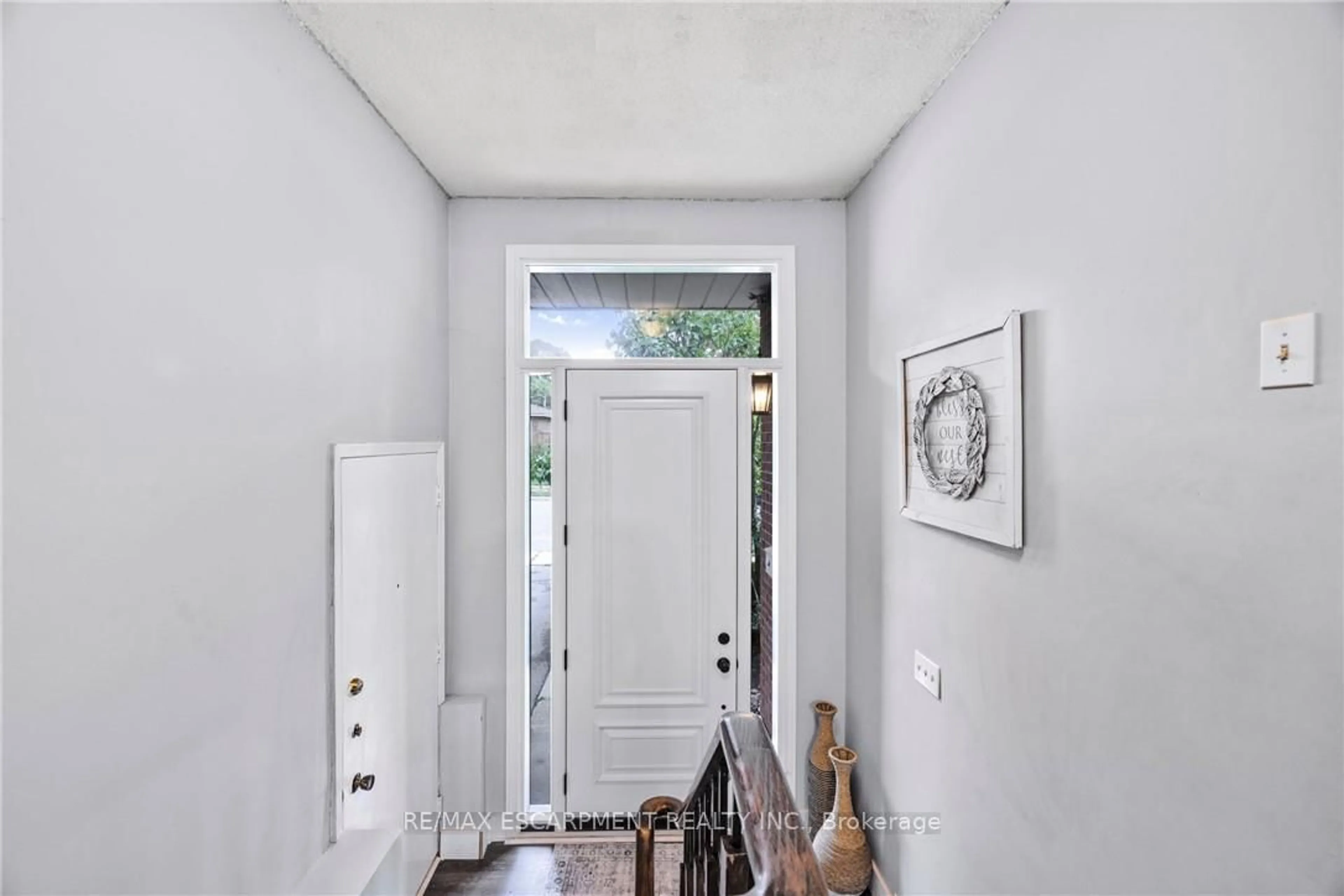 Indoor entryway for 1196 Dowland Cres, Burlington Ontario L7T 4C9