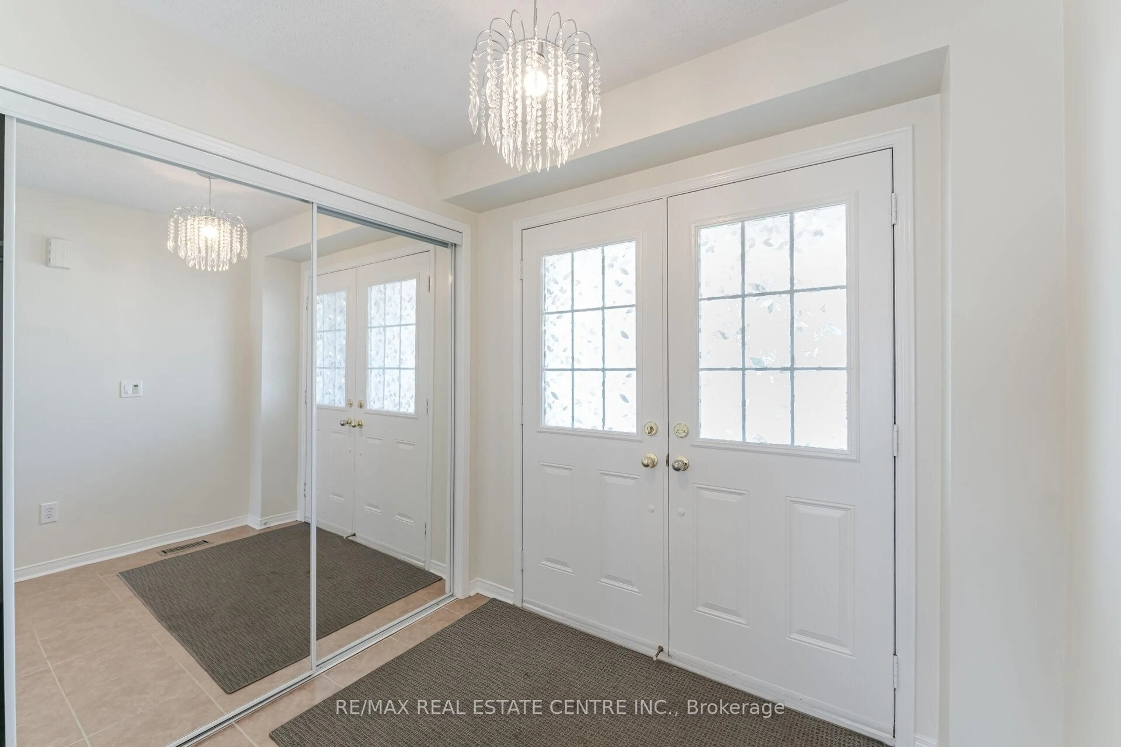 Indoor entryway for 4834 Capri Cres, Burlington Ontario L7M 0H9