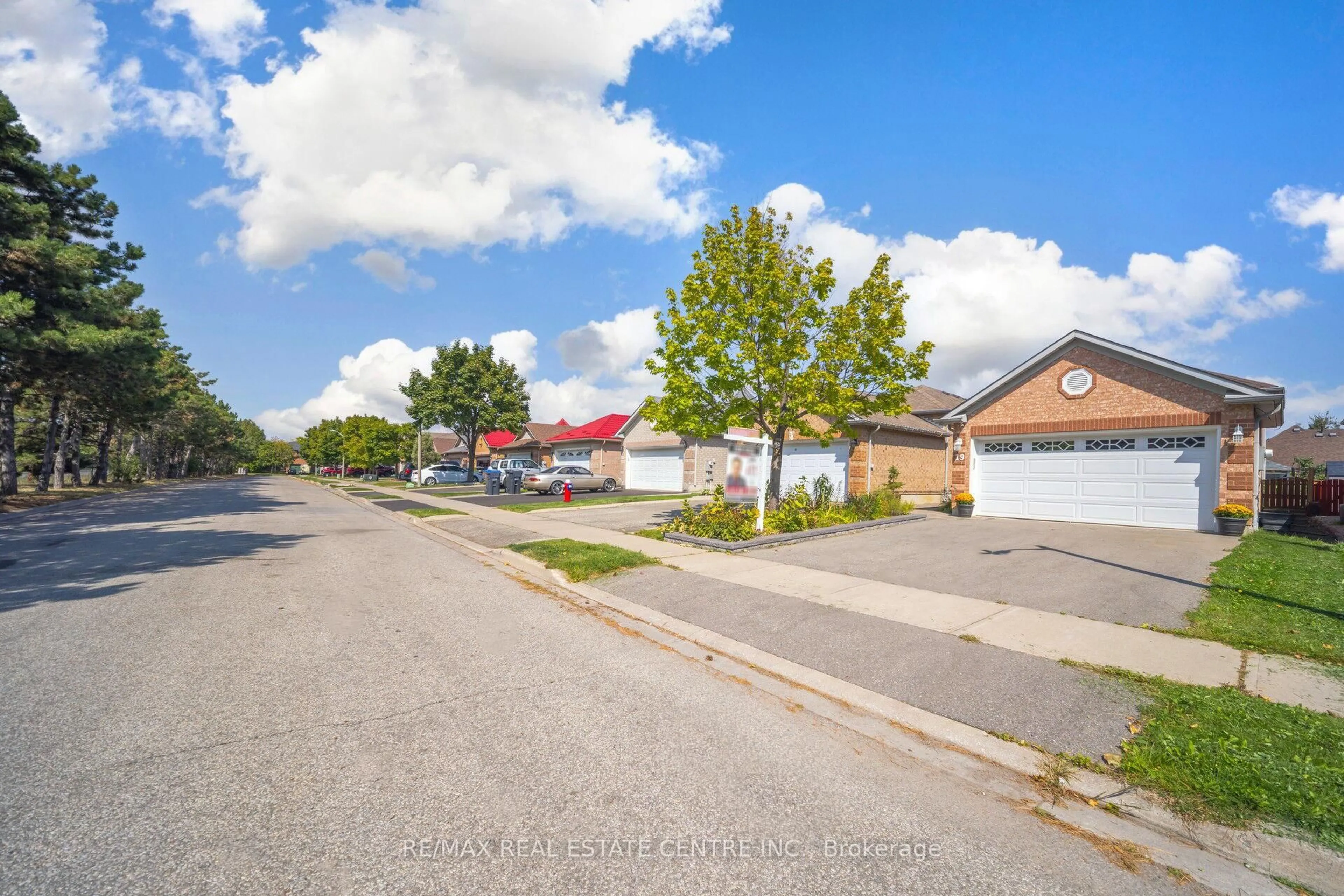 A pic from outside/outdoor area/front of a property/back of a property/a pic from drone, street for 19 Silkwood Cres, Brampton Ontario L6X 4L1