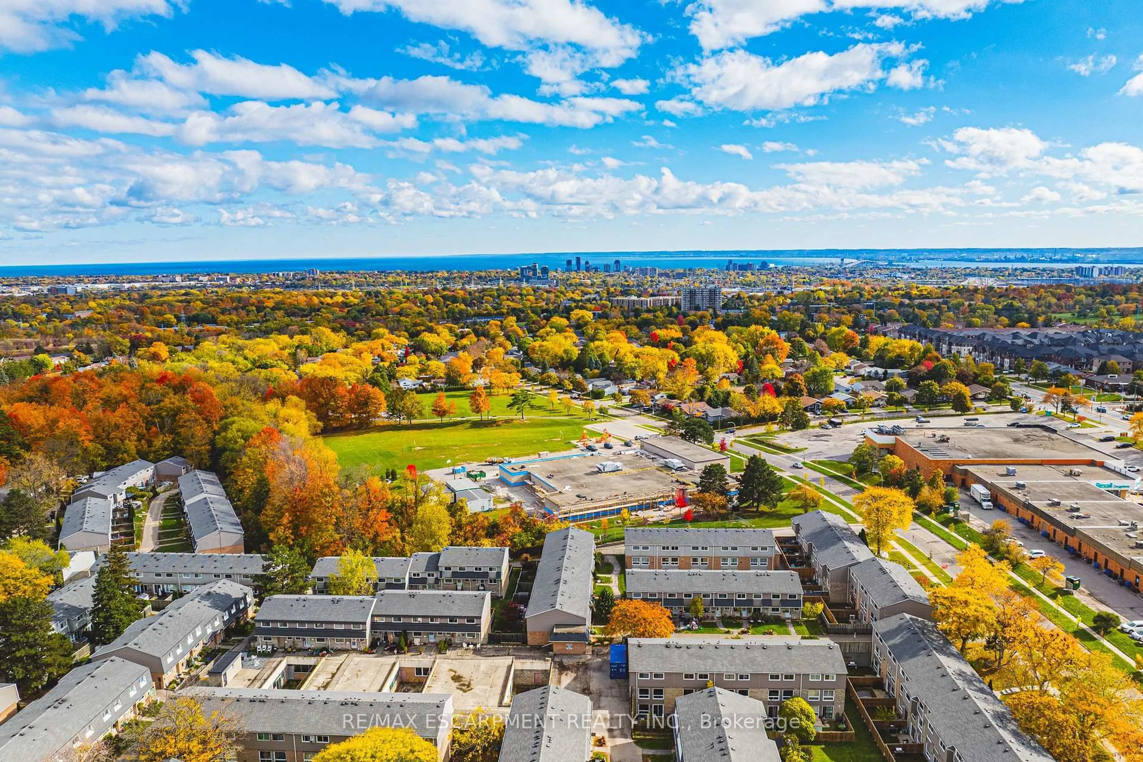 A pic from outside/outdoor area/front of a property/back of a property/a pic from drone, unknown for 2055 UPPER MIDDLE Rd #1206, Burlington Ontario L7P 3P4