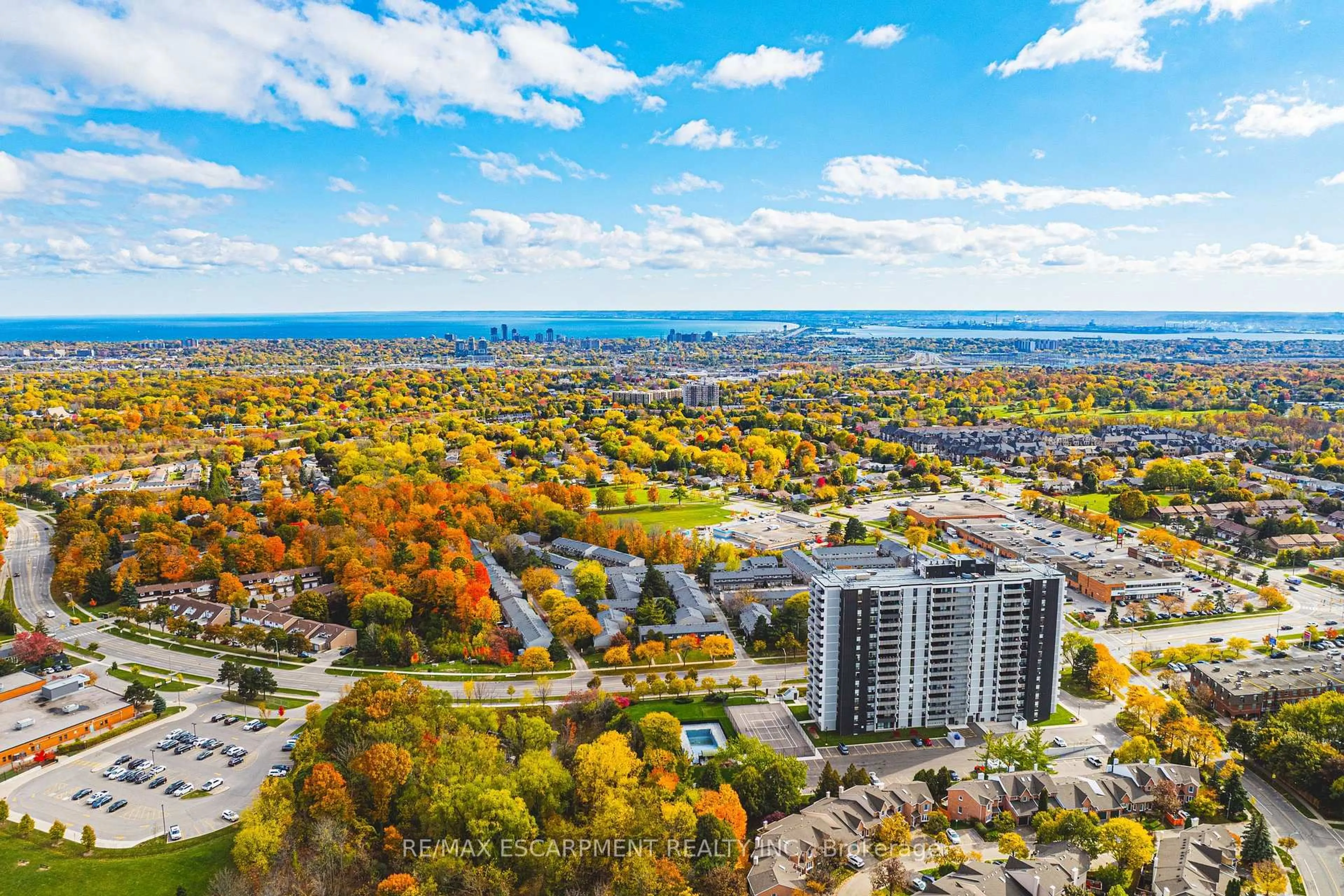 A pic from outside/outdoor area/front of a property/back of a property/a pic from drone, unknown for 2055 UPPER MIDDLE Rd #1206, Burlington Ontario L7P 3P4