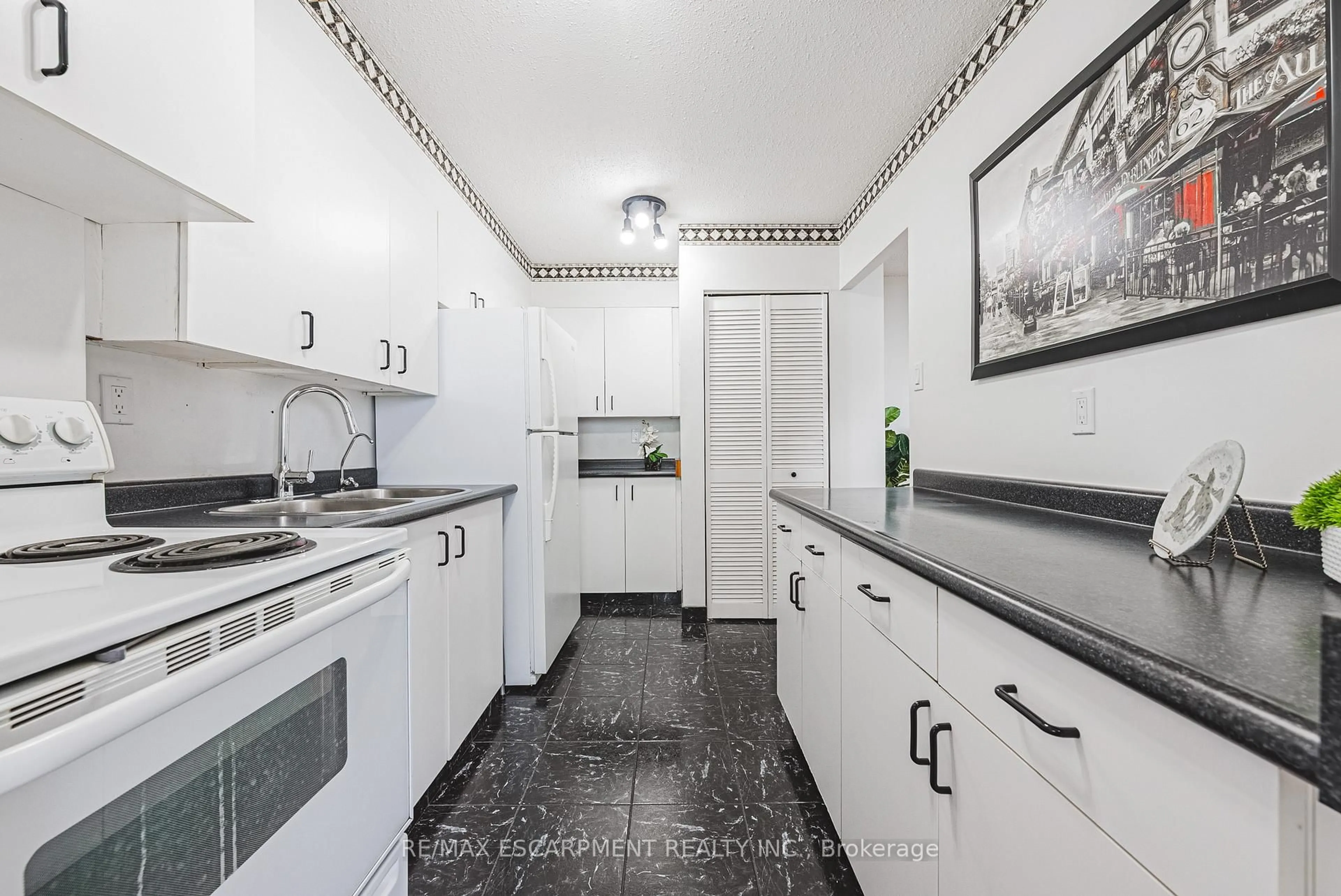 Standard kitchen, unknown for 2055 UPPER MIDDLE Rd #1206, Burlington Ontario L7P 3P4