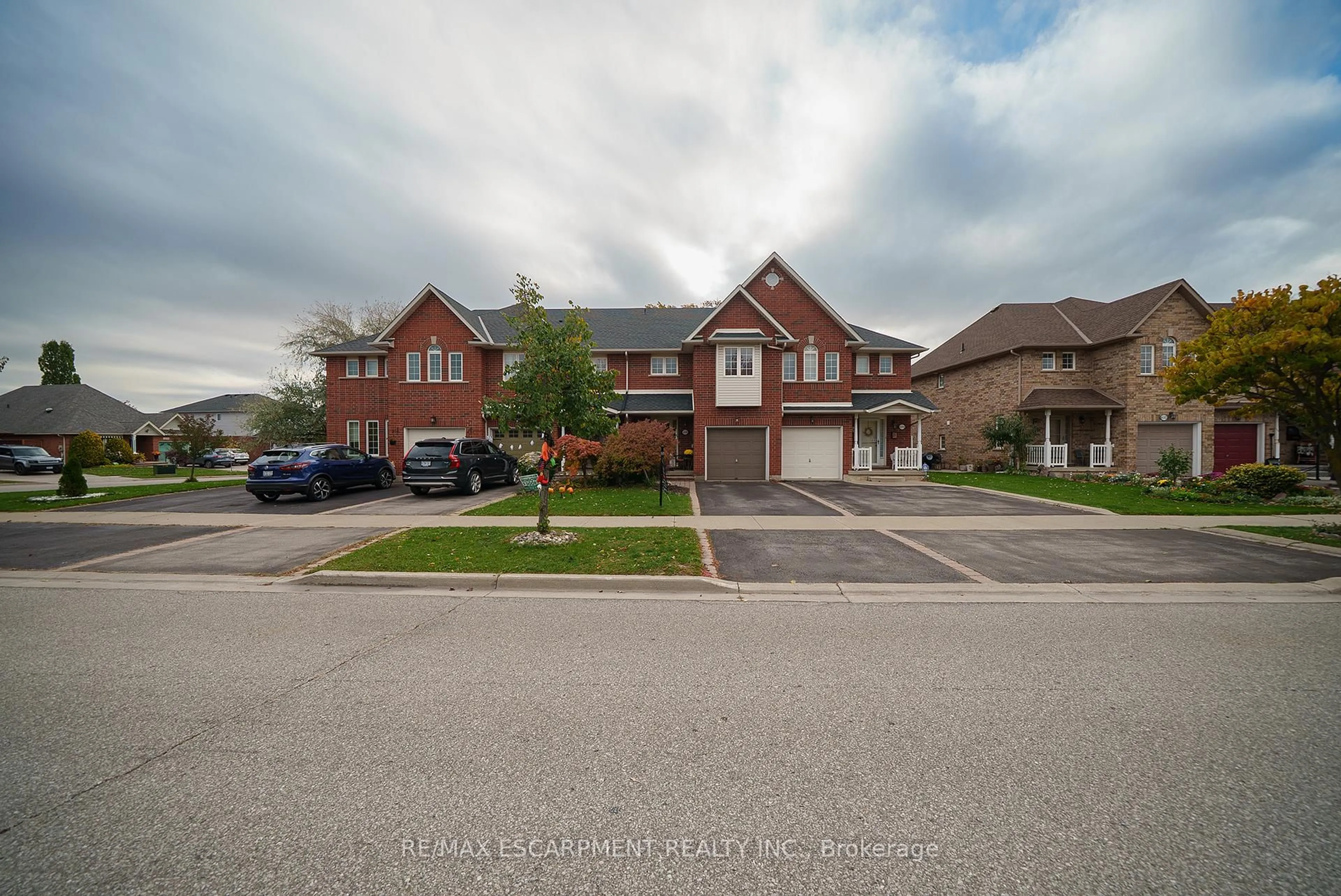 A pic from outside/outdoor area/front of a property/back of a property/a pic from drone, street for 4106 Kryzan Dr, Burlington Ontario L7M 4Z5