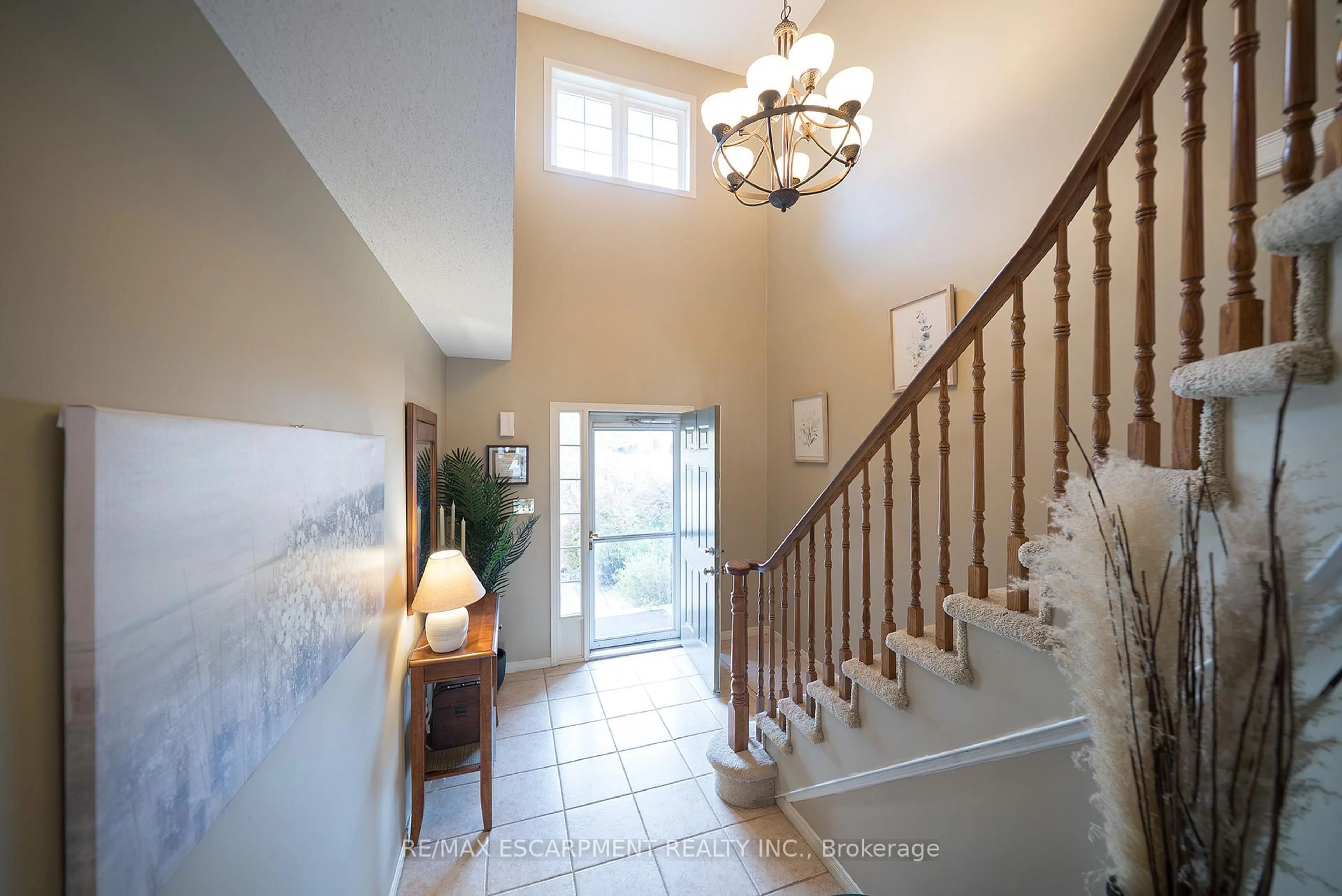 Indoor foyer for 4106 Kryzan Dr, Burlington Ontario L7M 4Z5