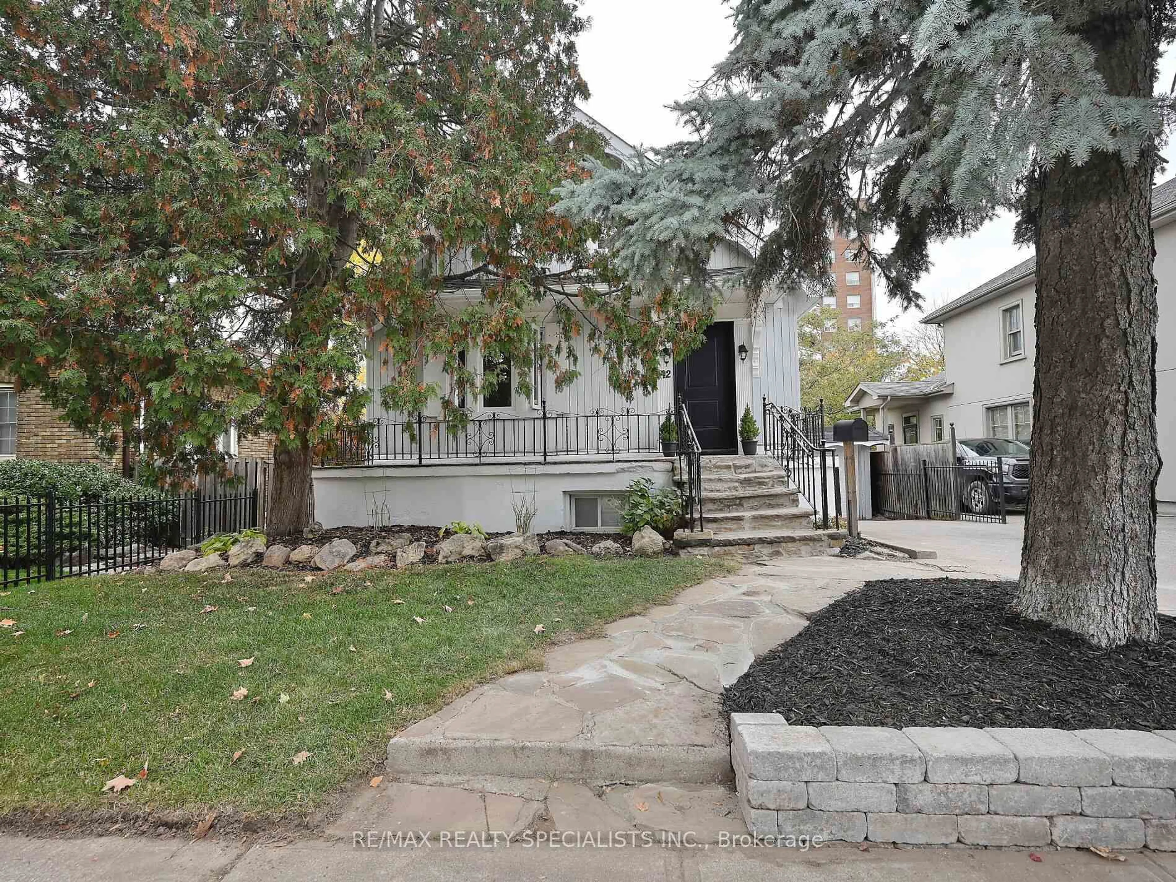 Unknown for 12 Elizabeth St, Brampton Ontario L6Y 1P8