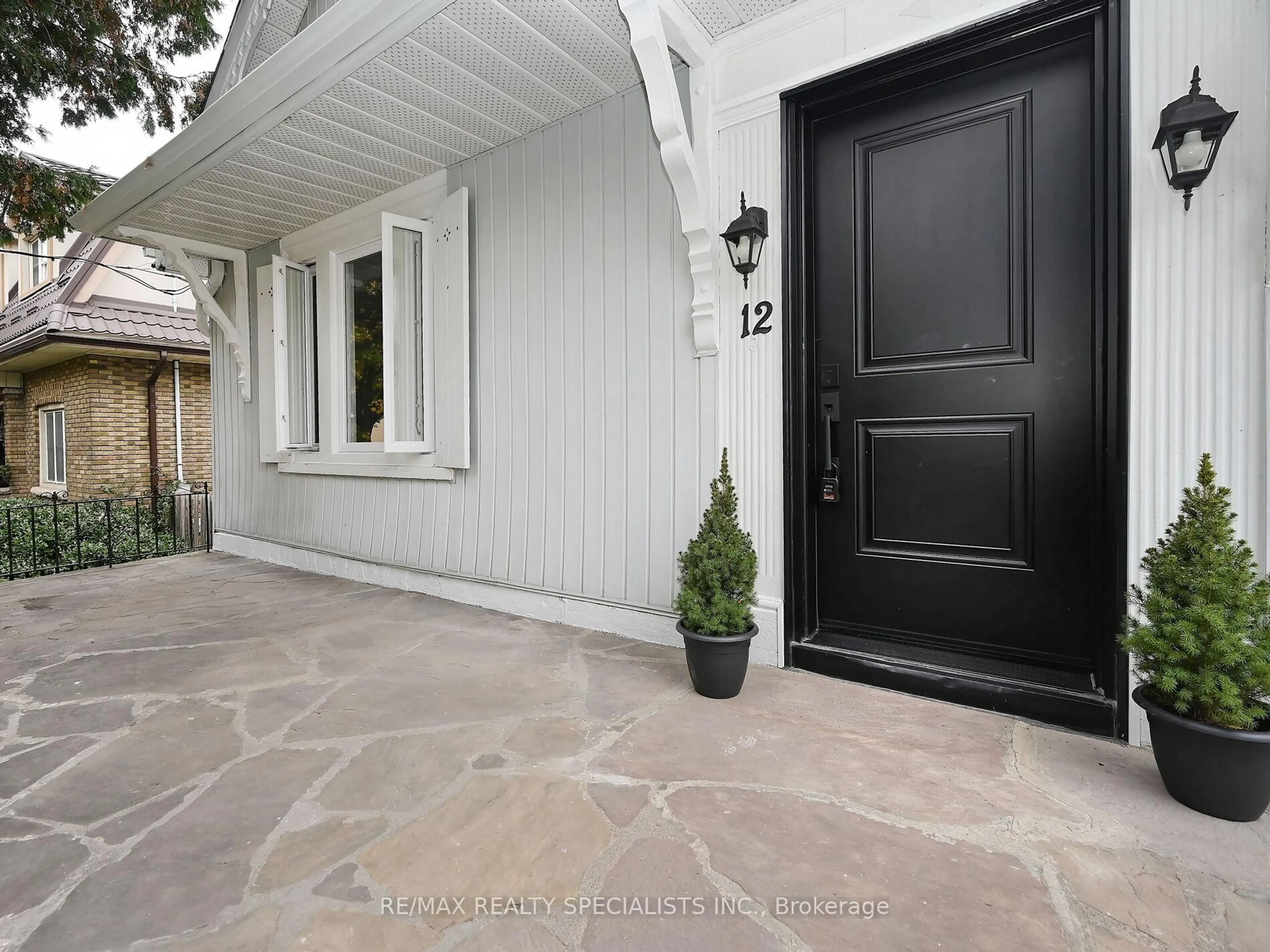 Indoor entryway for 12 Elizabeth St, Brampton Ontario L6Y 1P8