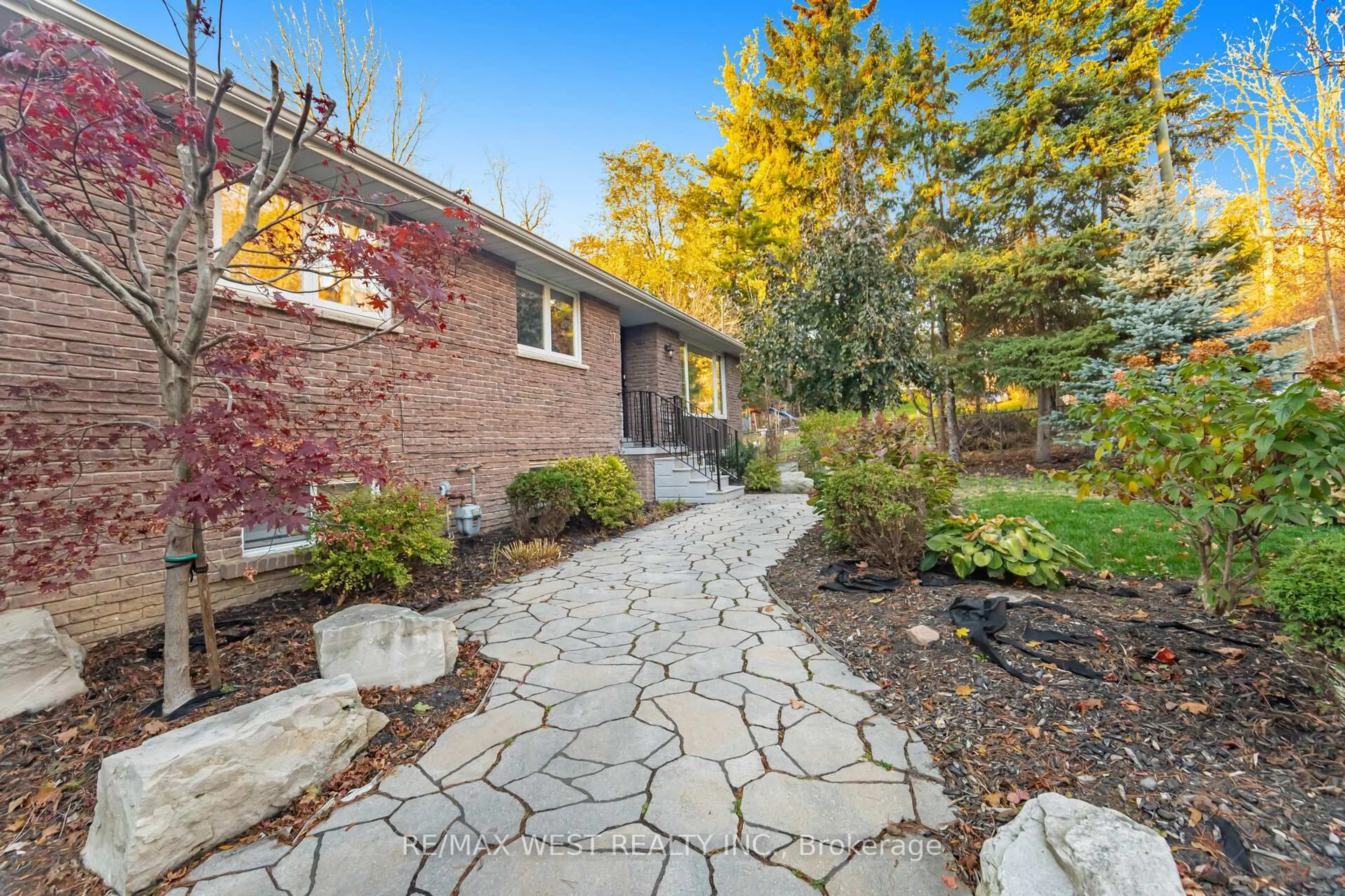 Patio, street for 47 Elizabeth St, Caledon Ontario L7E 1A3