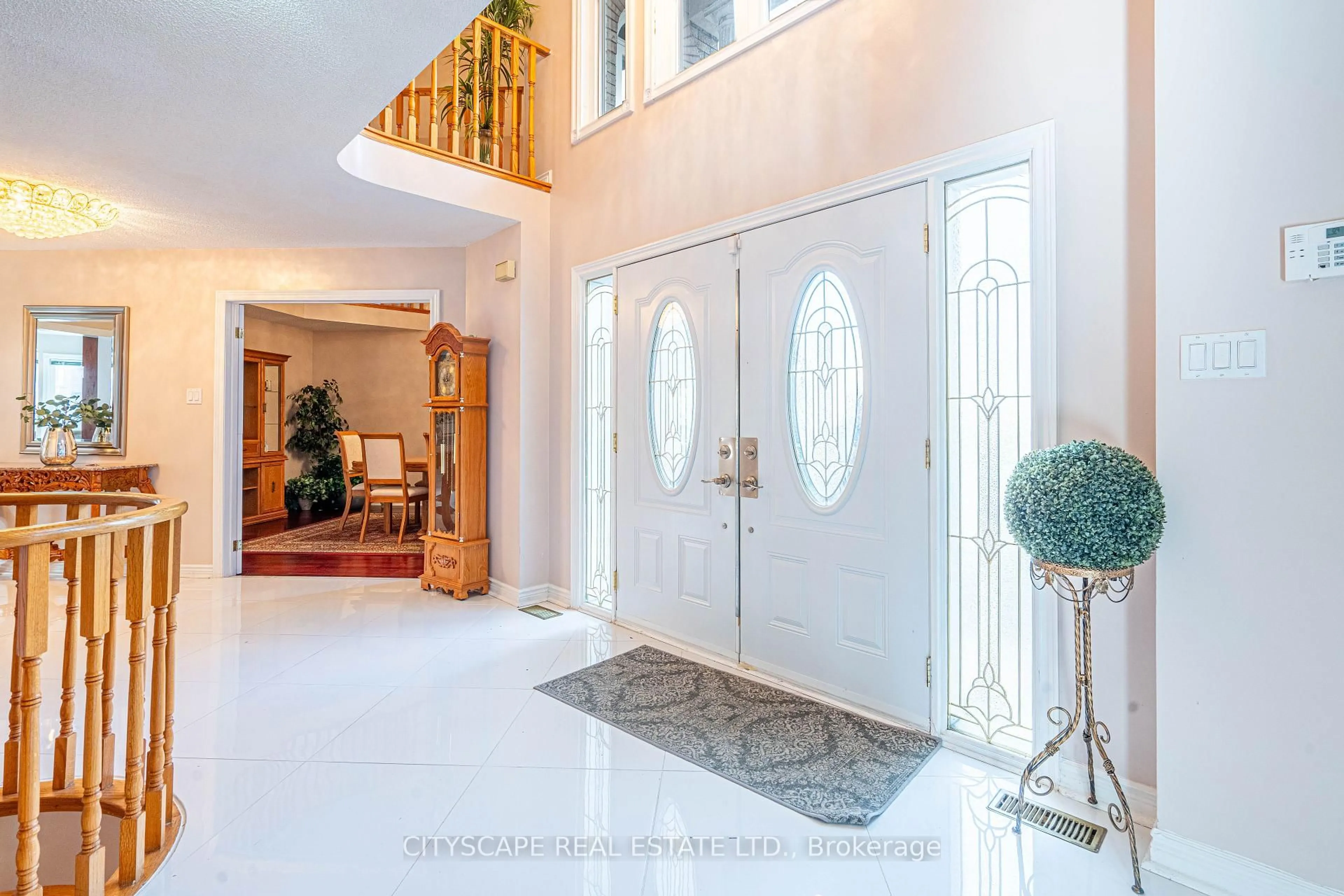 Indoor foyer for 3721 Trelawny Circ, Mississauga Ontario L5N 5J7