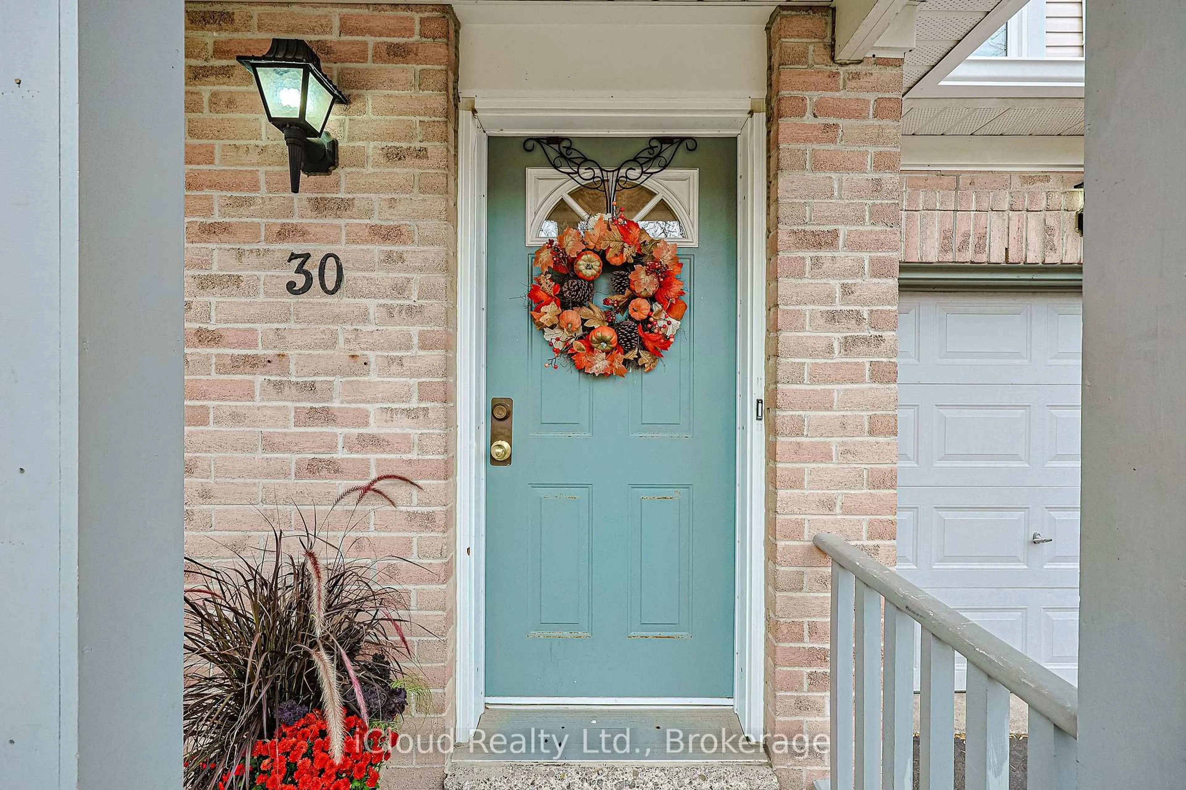 Indoor entryway for 5958 Greensboro Dr #30, Mississauga Ontario L5M 5Z9