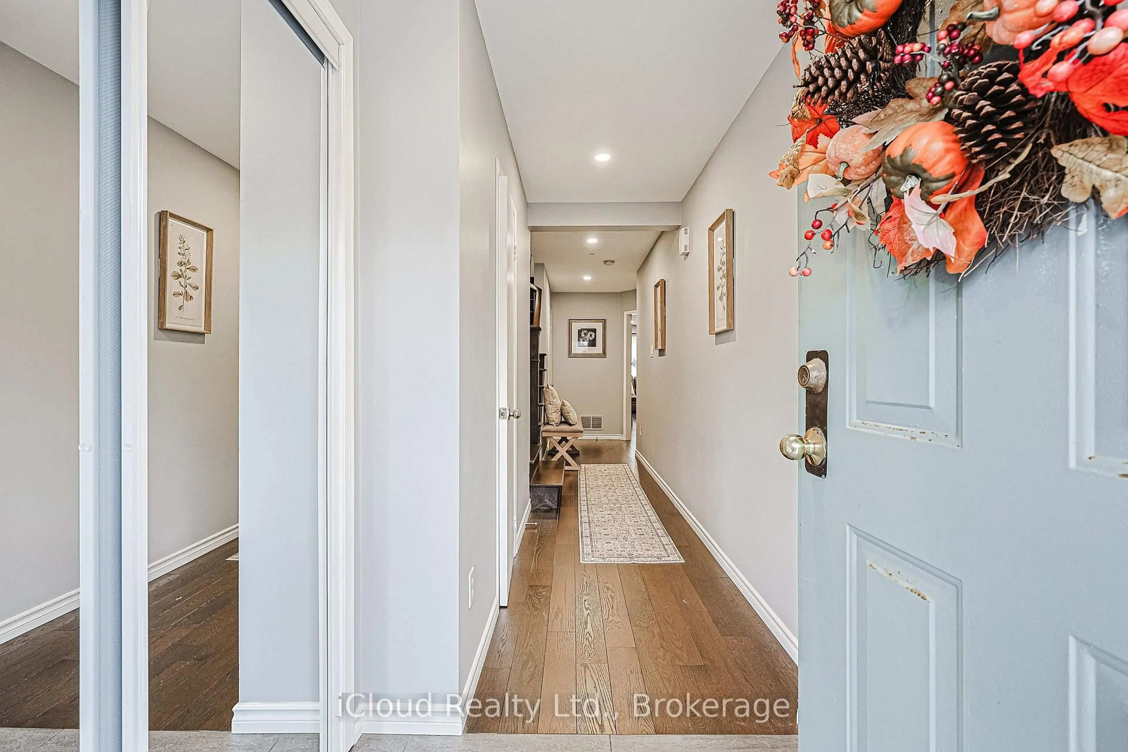 Indoor entryway for 5958 Greensboro Dr #30, Mississauga Ontario L5M 5Z9