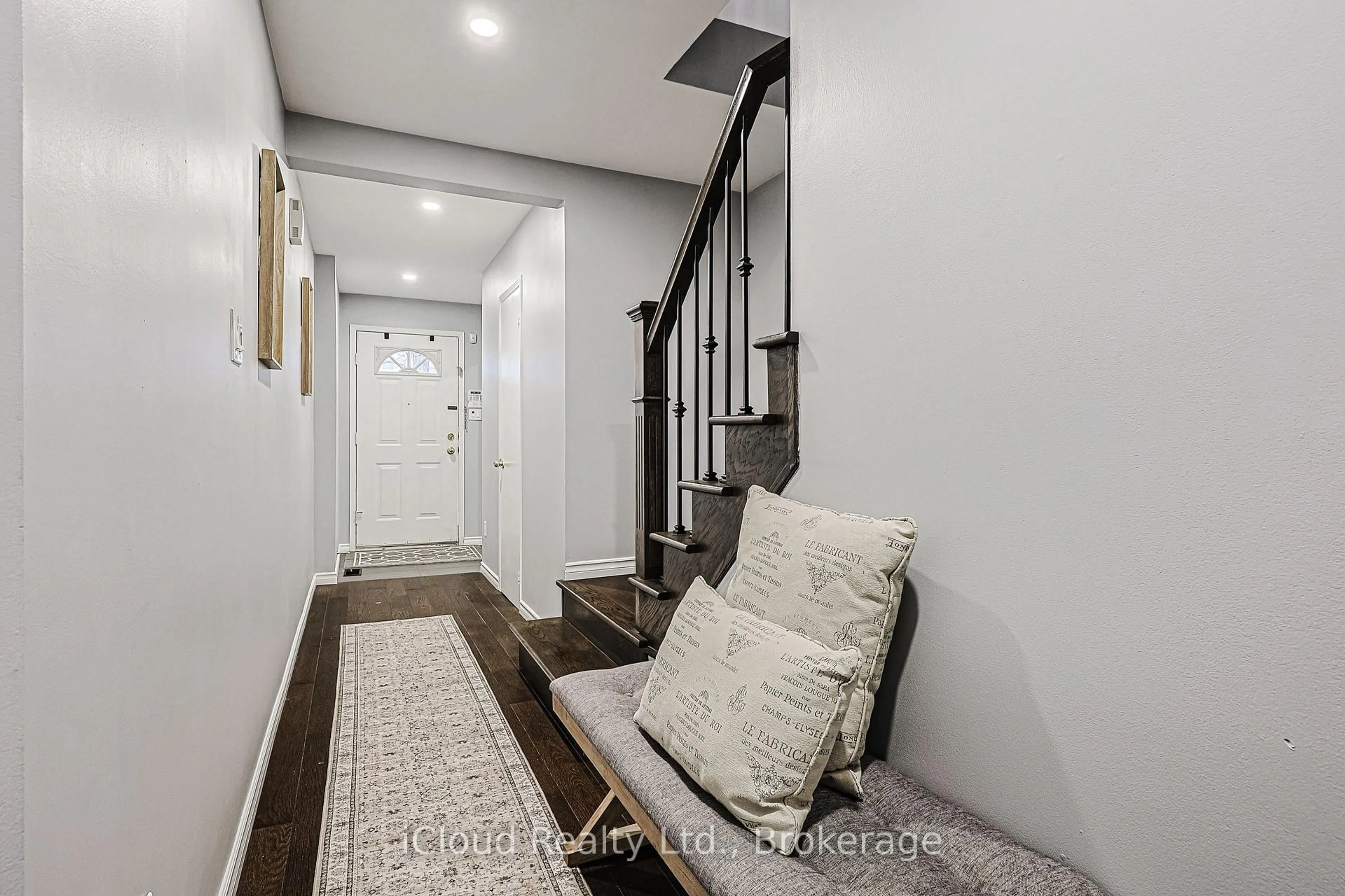 Indoor entryway for 5958 Greensboro Dr #30, Mississauga Ontario L5M 5Z9