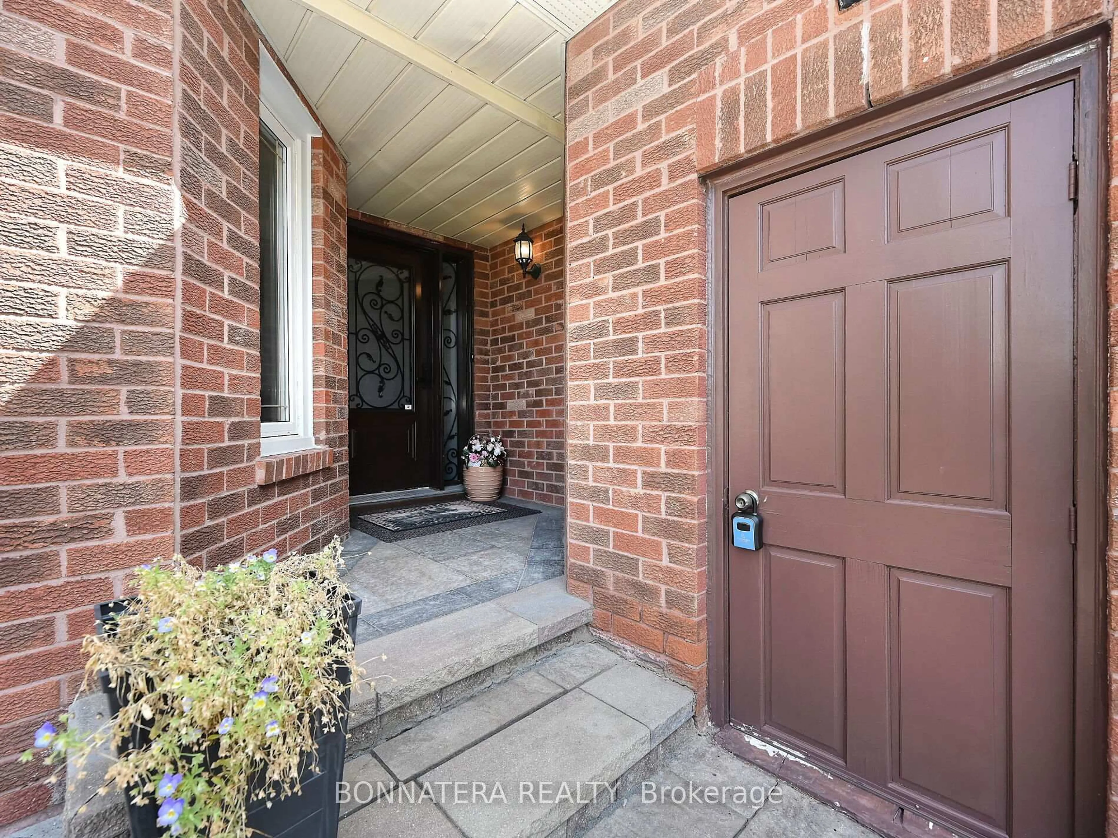 Indoor entryway for 4445 Guildwood Way, Mississauga Ontario L5R 2B4