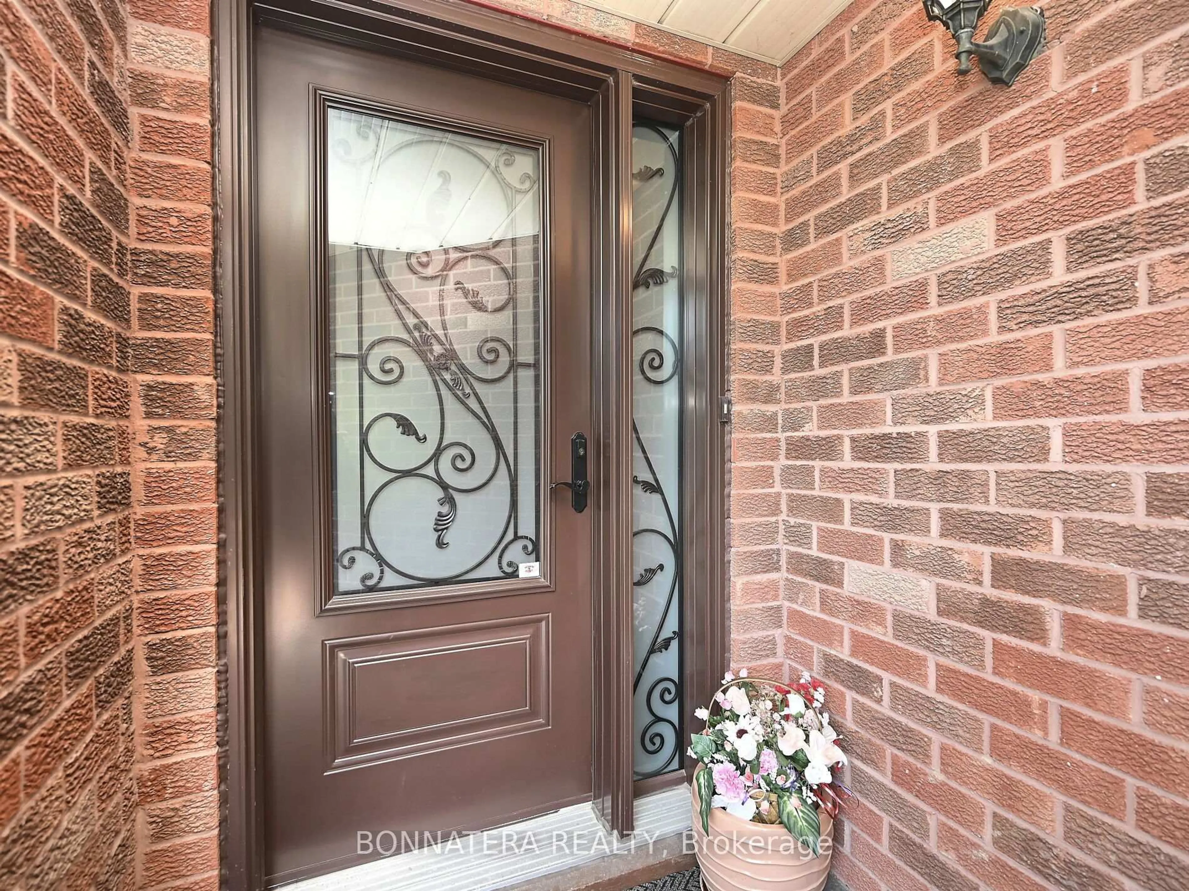 Indoor entryway for 4445 Guildwood Way, Mississauga Ontario L5R 2B4