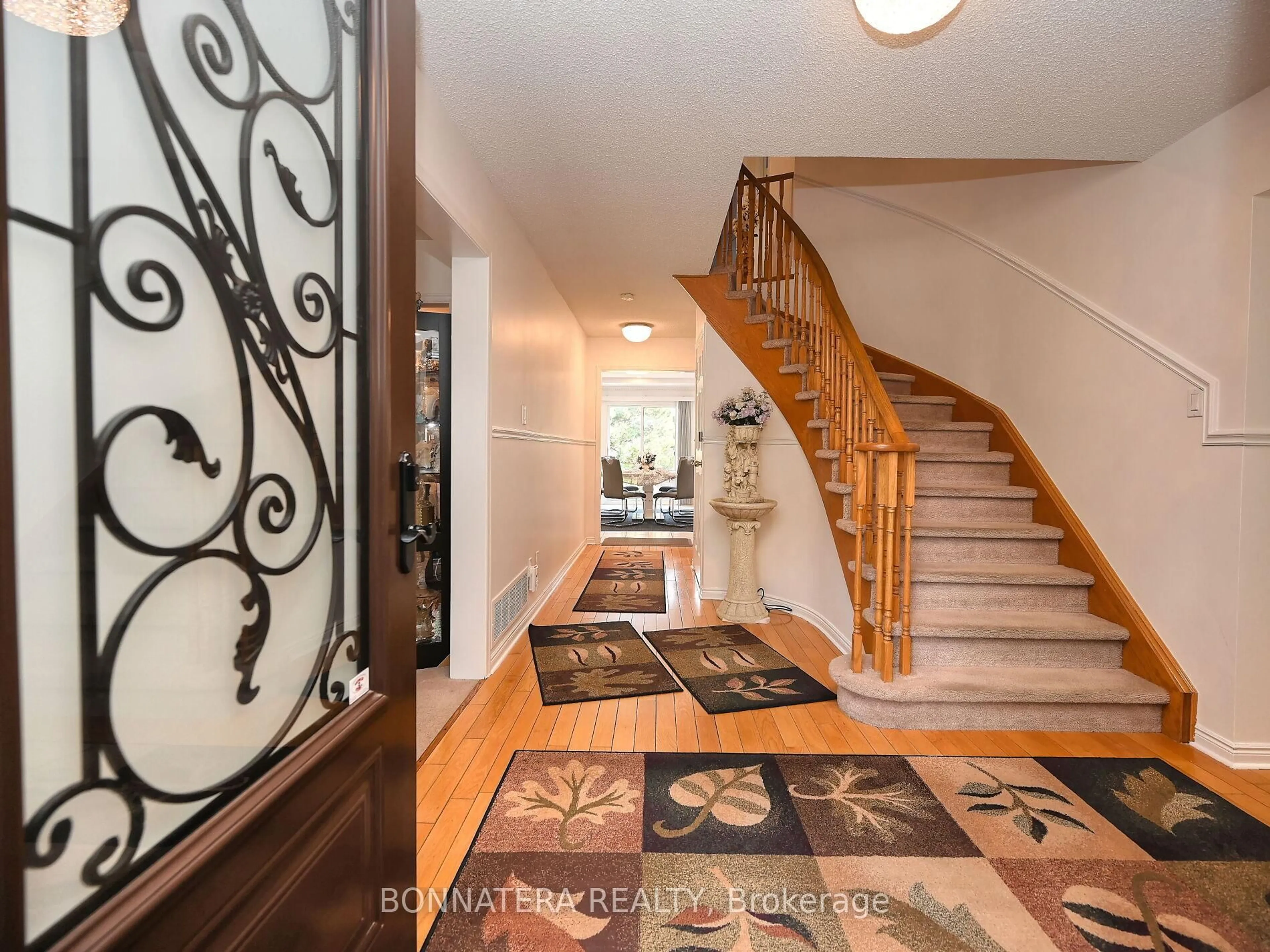 Indoor entryway for 4445 Guildwood Way, Mississauga Ontario L5R 2B4