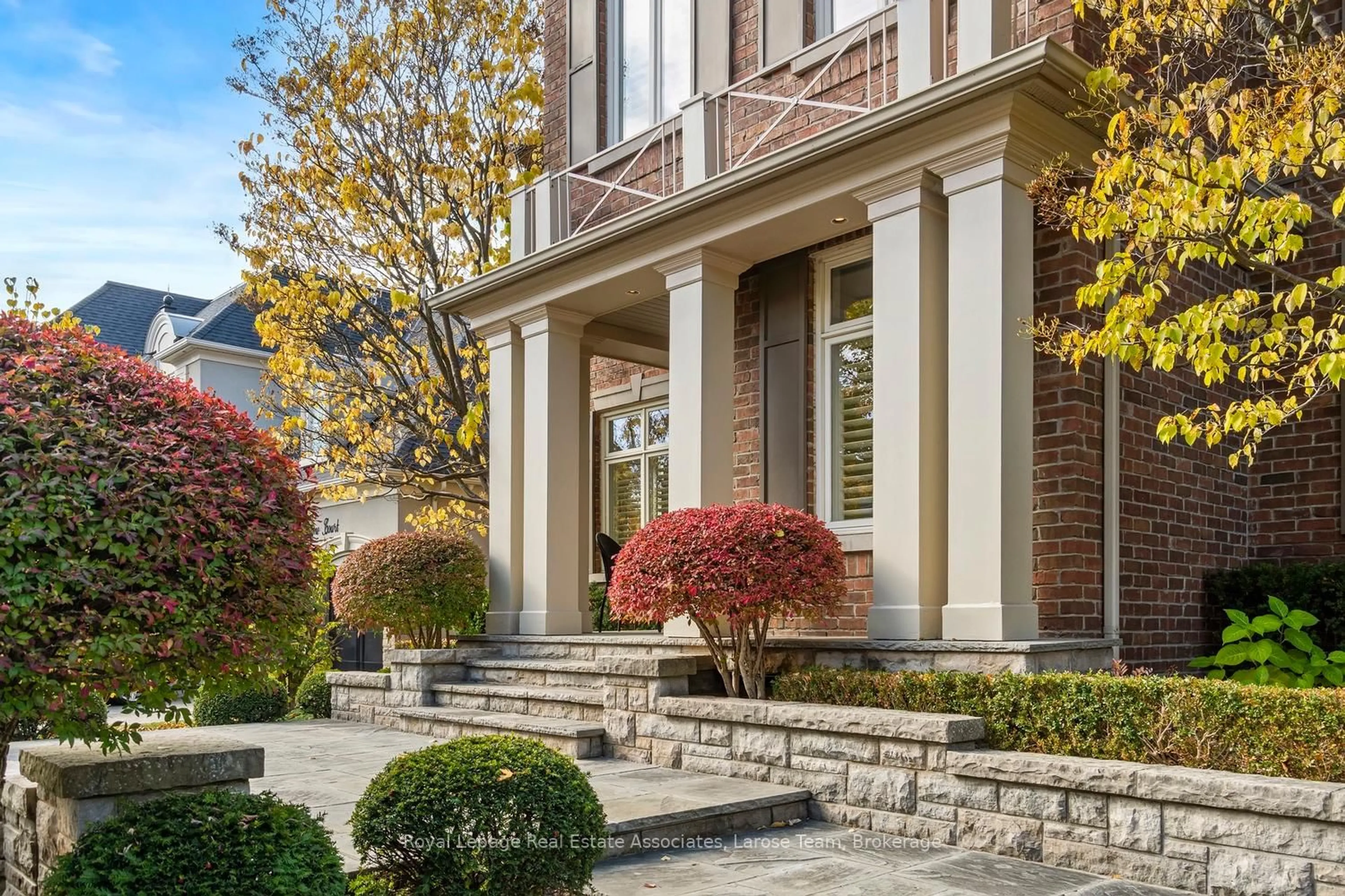 Home with brick exterior material, street for 562 Gladwyne Crt, Mississauga Ontario L5H 4L4