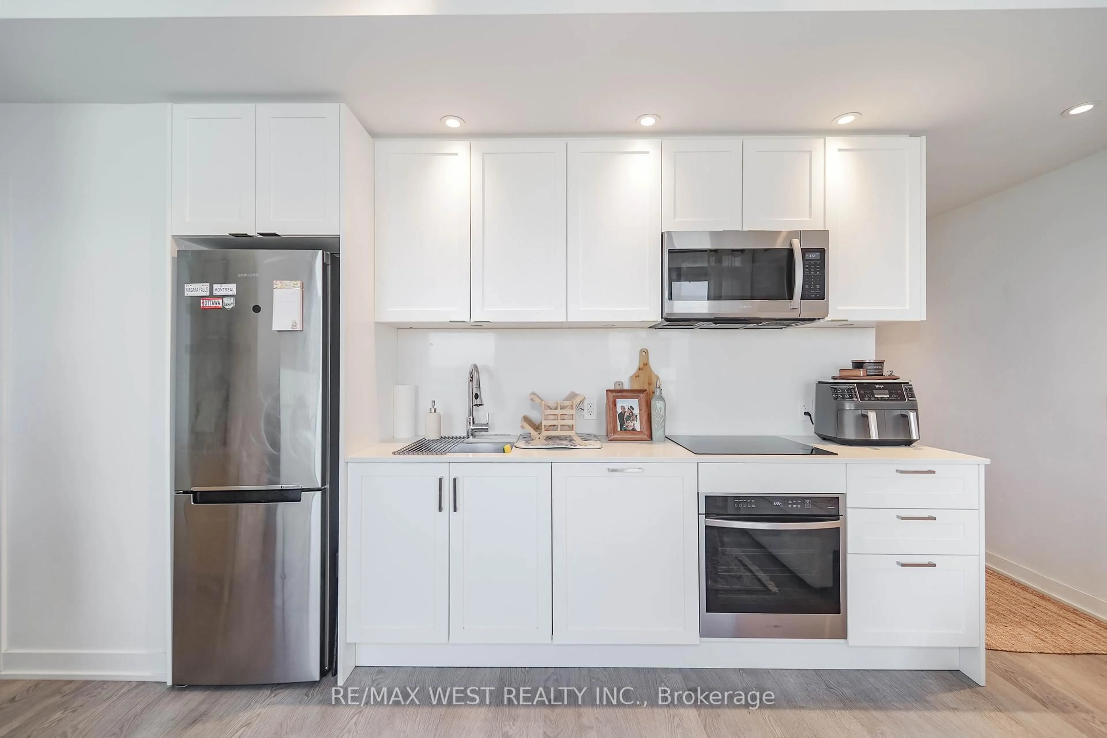 Standard kitchen, unknown for 1928 Lake Shore Blvd #2102, Toronto Ontario M6S 0B1