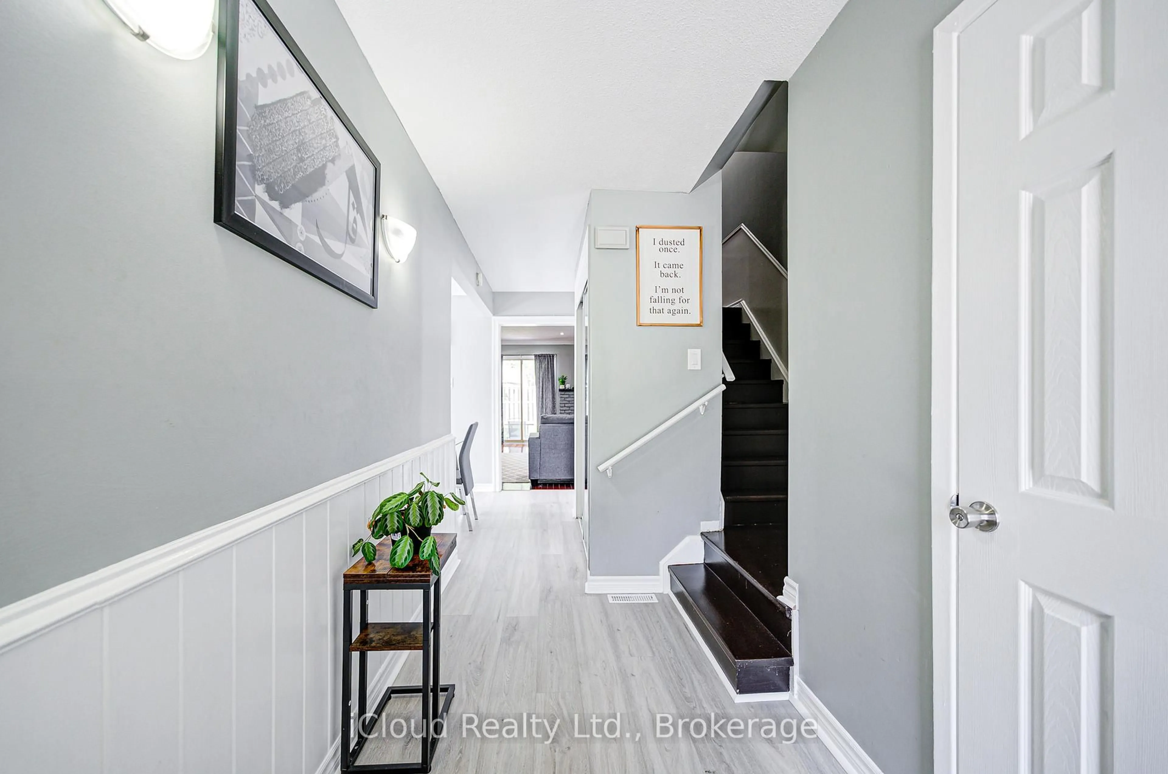 Indoor entryway for 5 Gloucester Pl, Brampton Ontario L6S 2E5