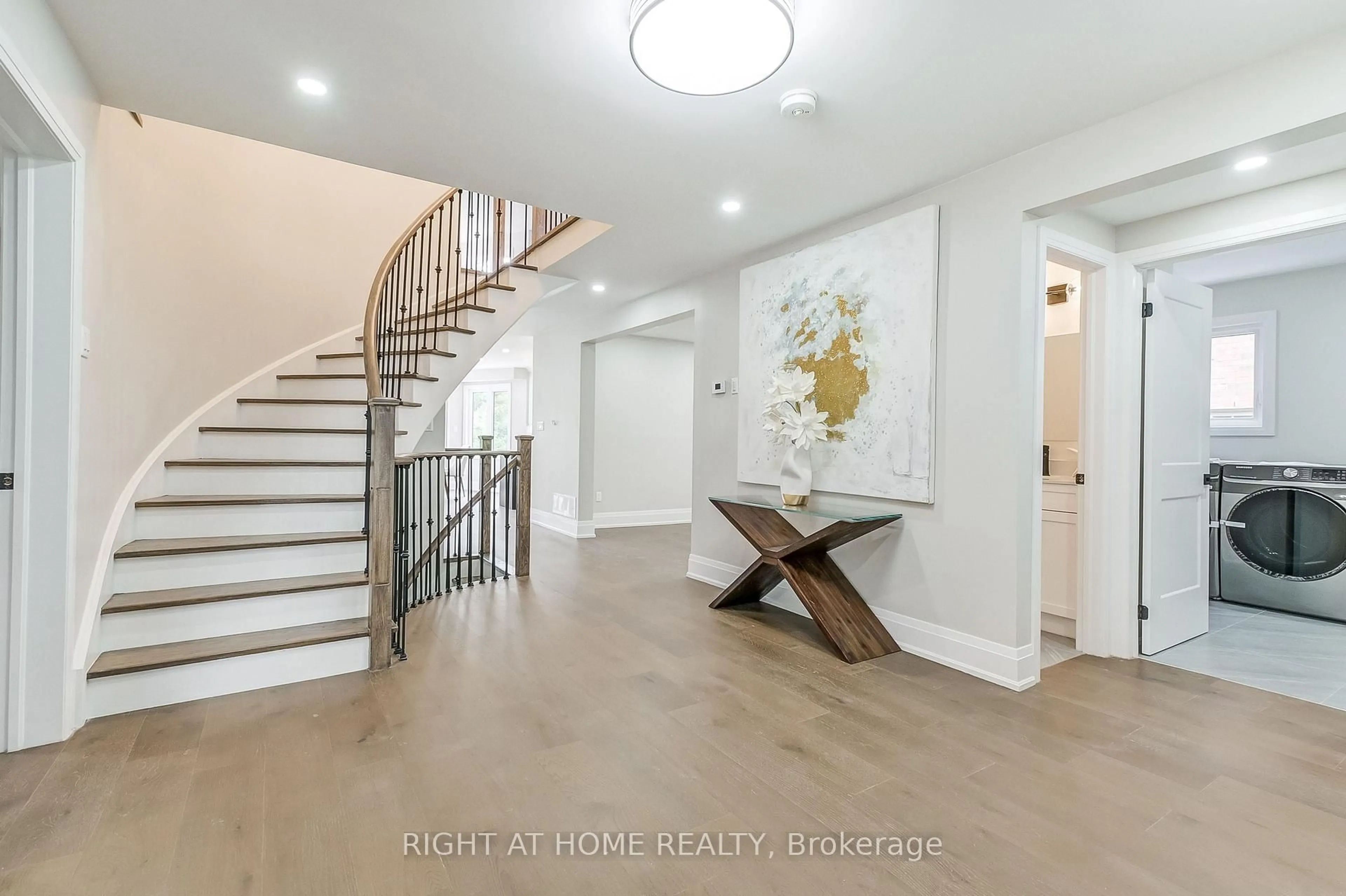 Indoor entryway for 1308 Fieldcrest Lane, Oakville Ontario L6M 2N6