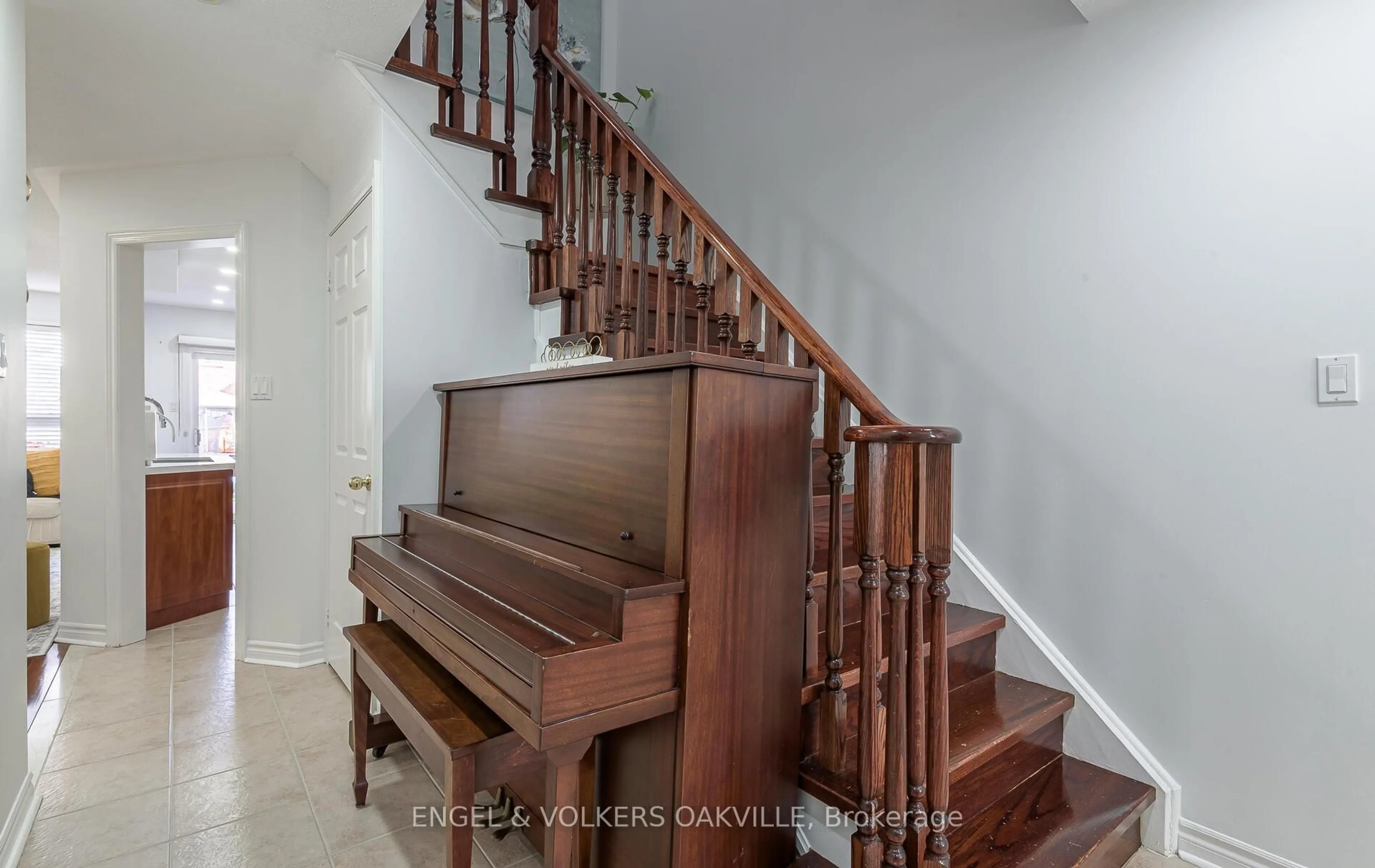 Stairs for 3976 Freeman Terr, Mississauga Ontario L5M 6R1