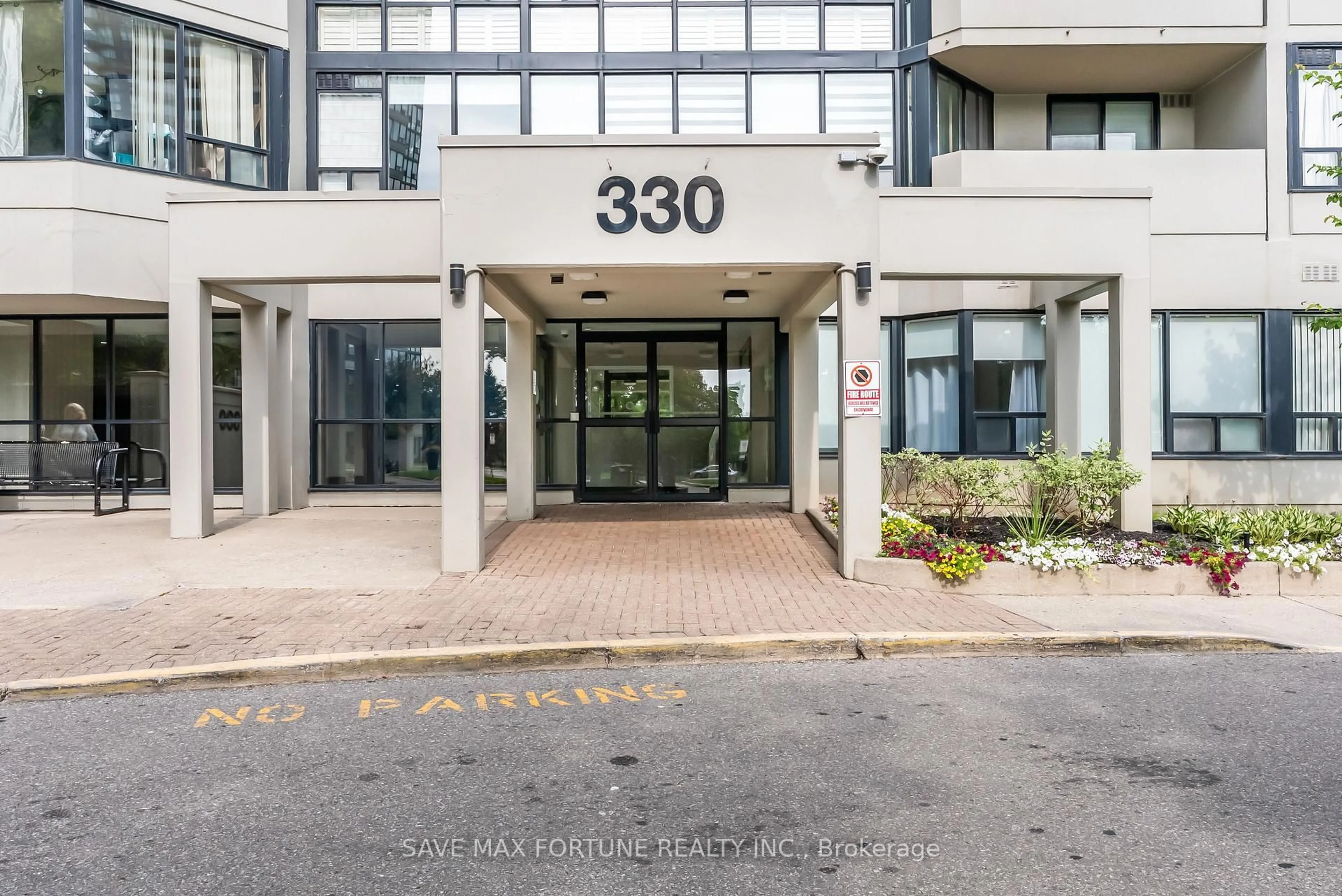 Indoor foyer for 330 Rathburn Rd #1006, Mississauga Ontario L5B 3Y1