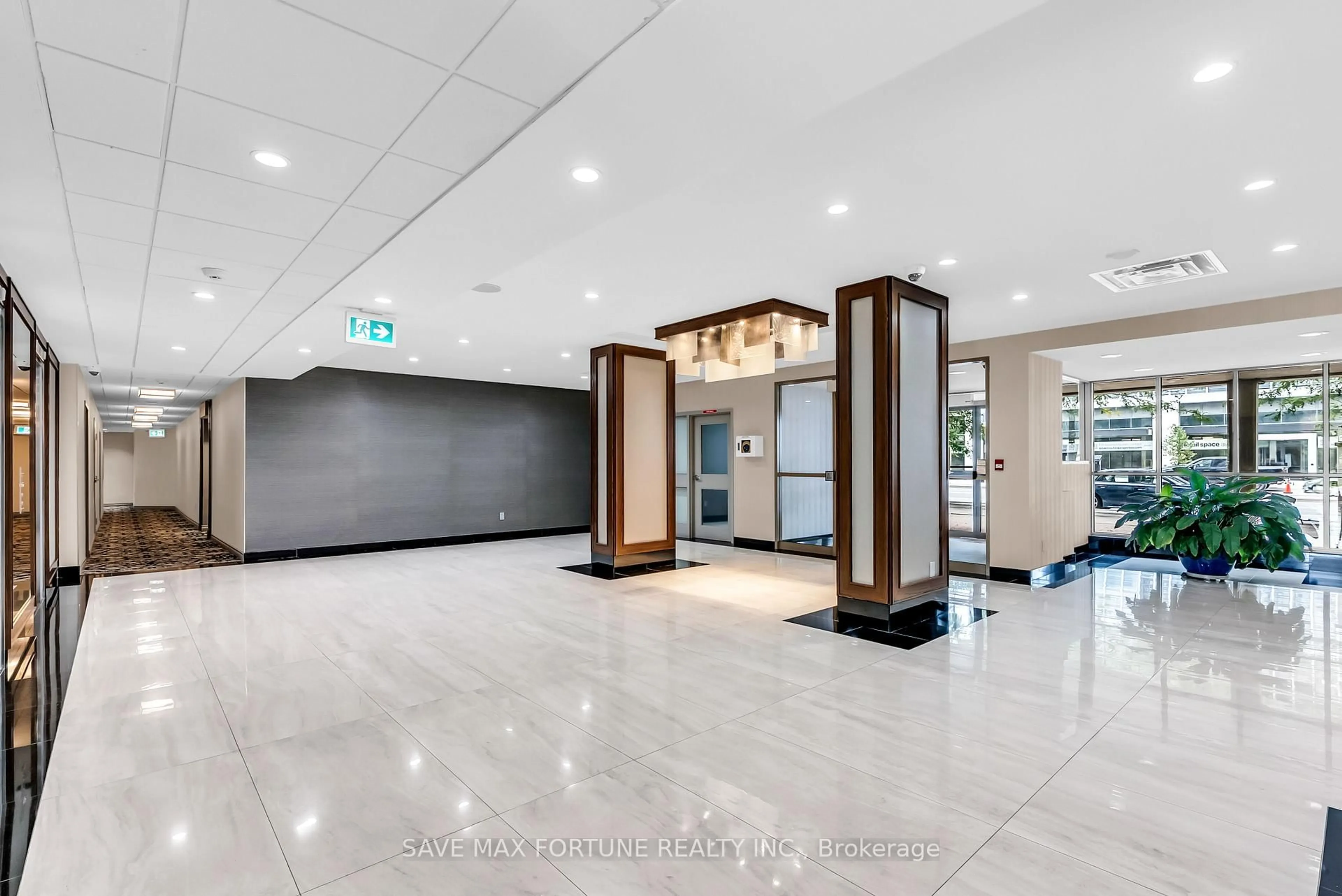 Indoor foyer for 330 Rathburn Rd #1006, Mississauga Ontario L5B 3Y1