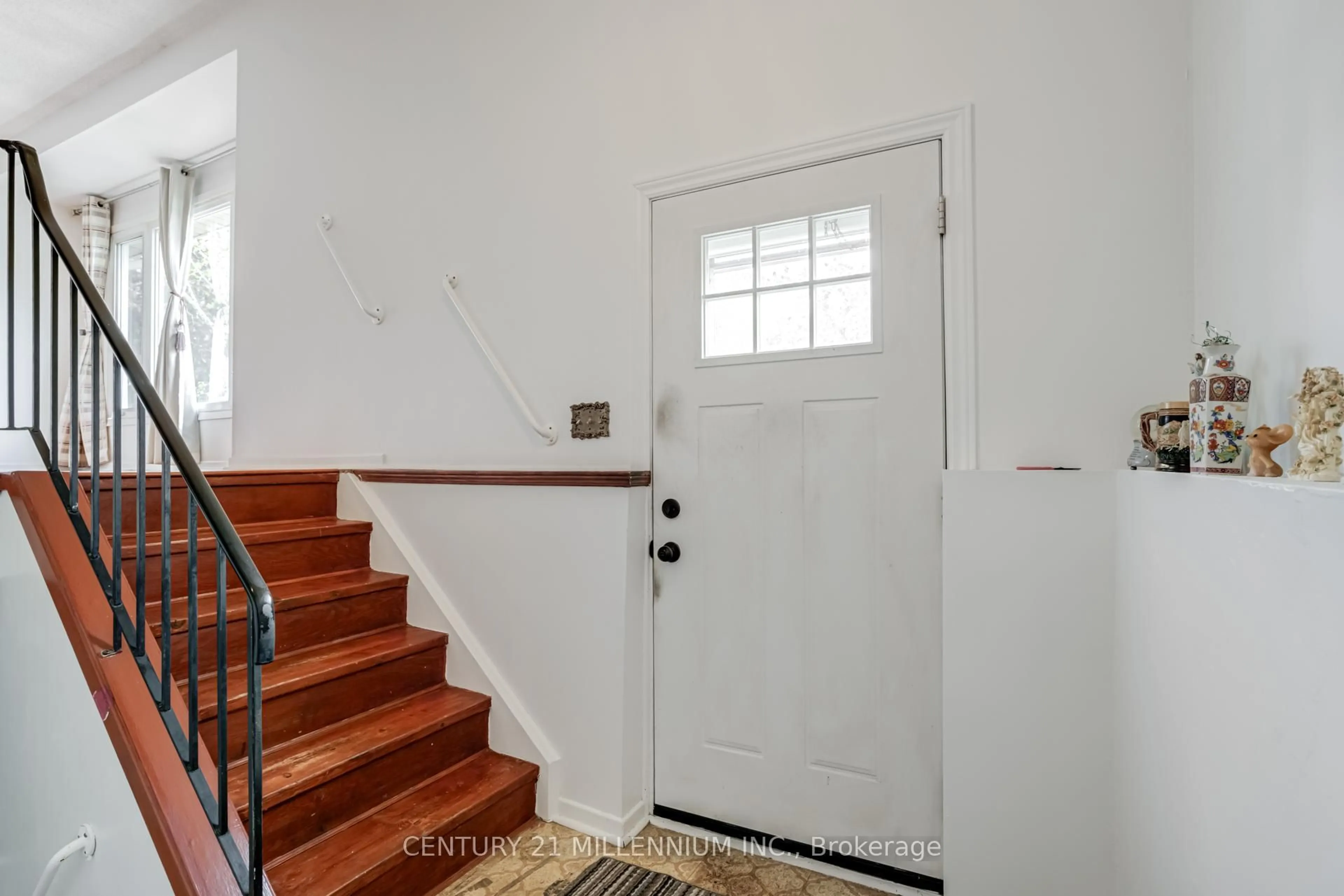 Indoor entryway for 94 Charters Rd, Brampton Ontario L6V 2S5