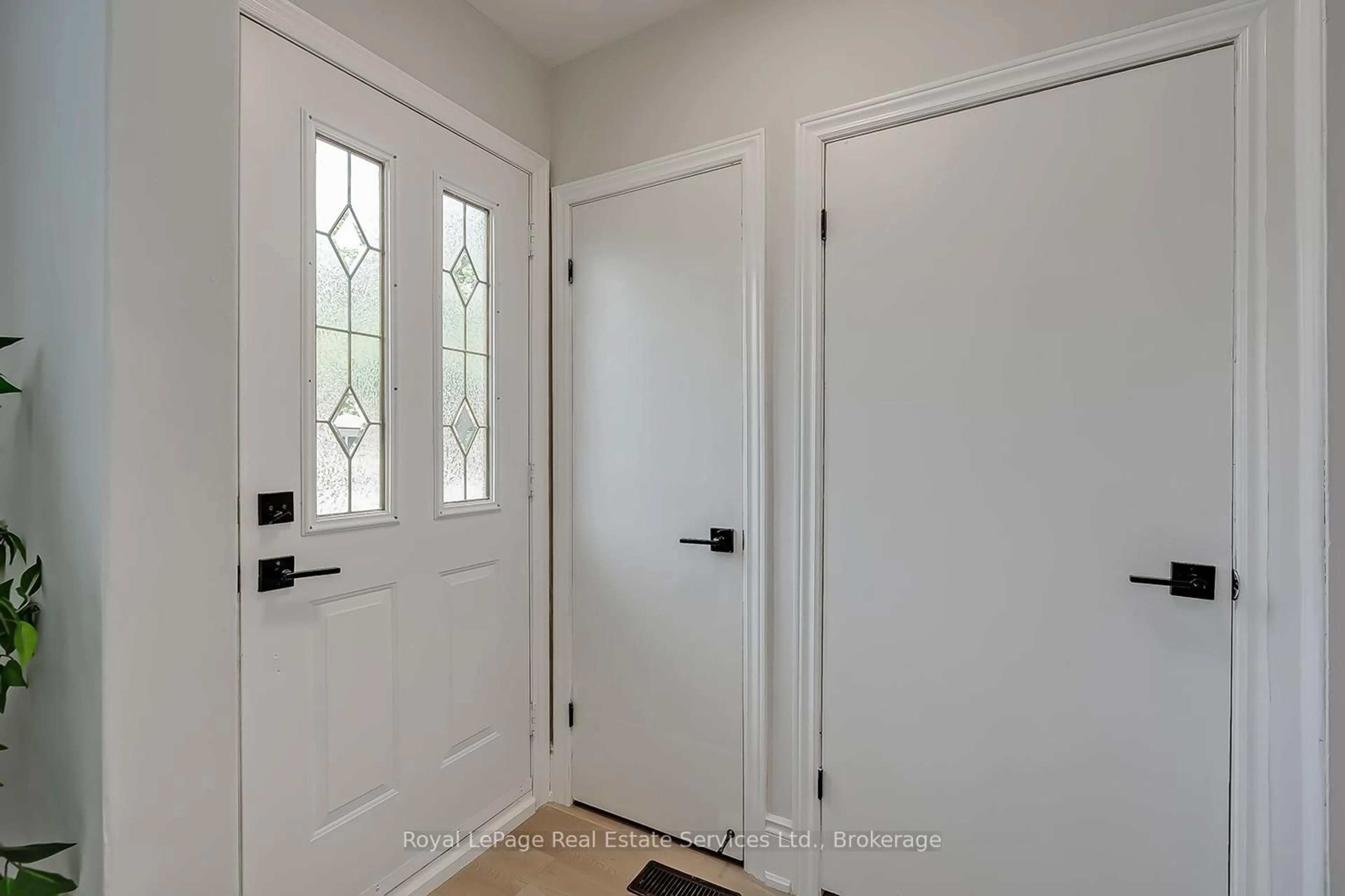 Indoor entryway for 397 Bartos Dr, Oakville Ontario L6K 3E5