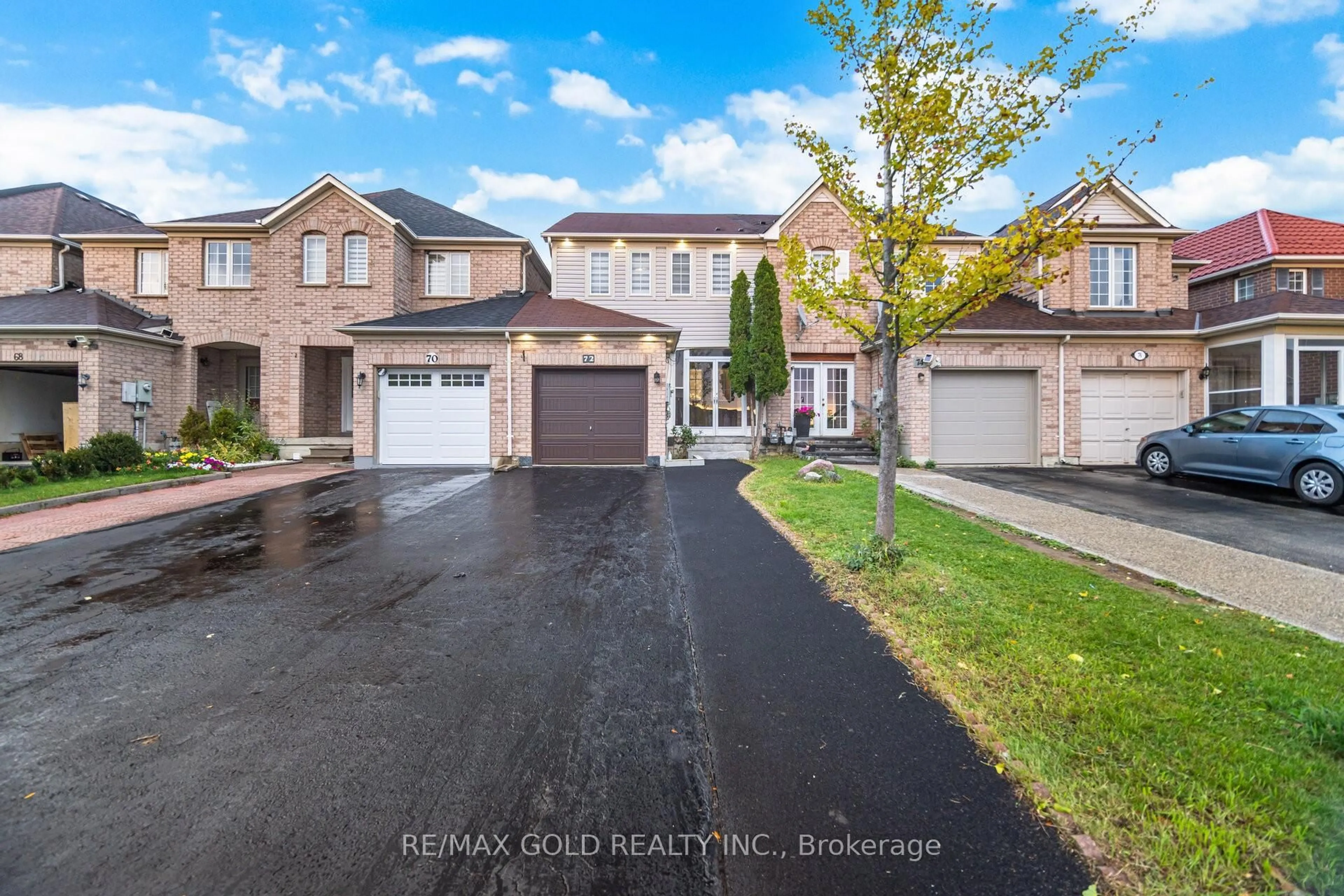 A pic from outside/outdoor area/front of a property/back of a property/a pic from drone, street for 72 Big Moe Cres, Brampton Ontario L6P 1J8