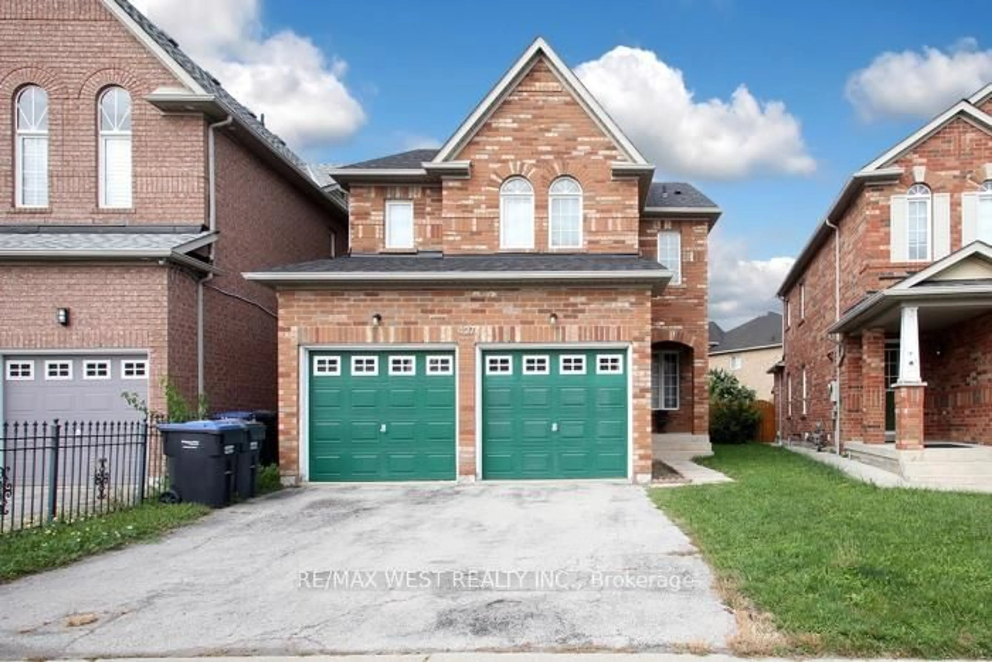 Home with brick exterior material, street for 427 Huntington Ridge Dr, Mississauga Ontario L5R 1P3