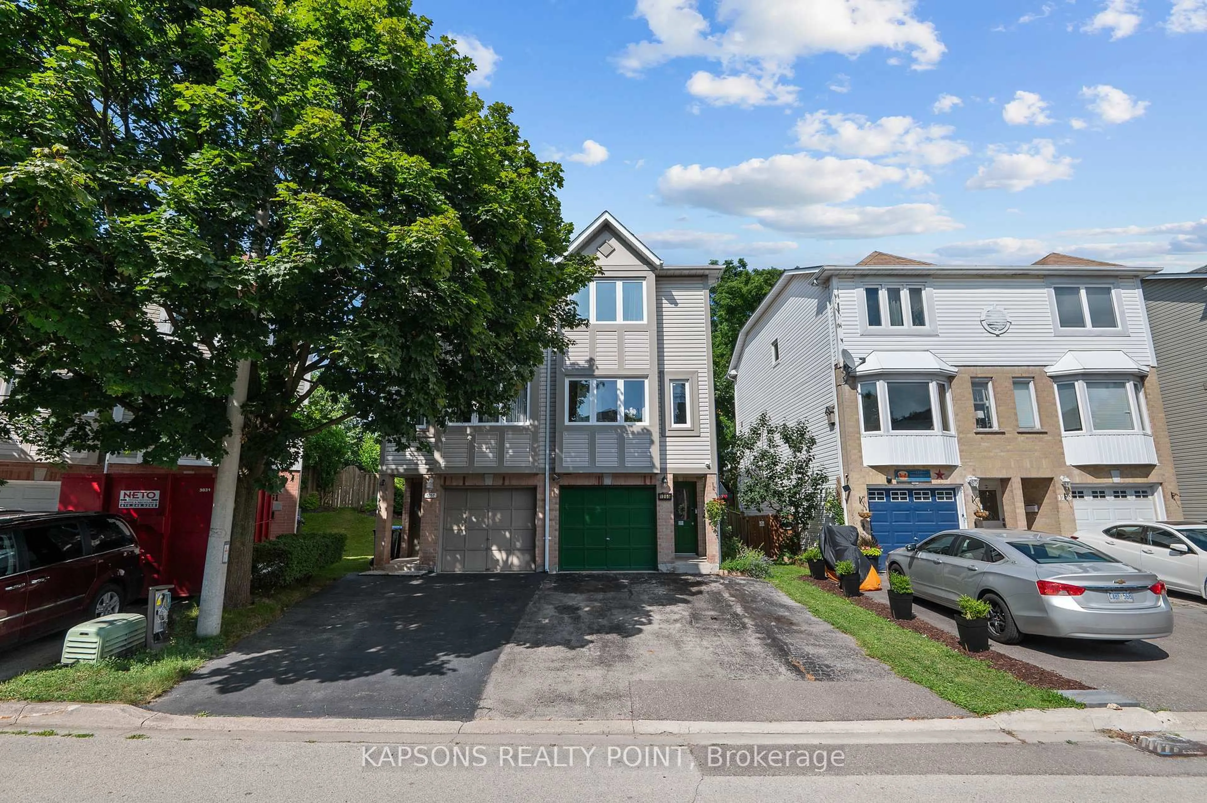 A pic from outside/outdoor area/front of a property/back of a property/a pic from drone, street for 1255 Woodhill Crt, Mississauga Ontario L5E 3H2