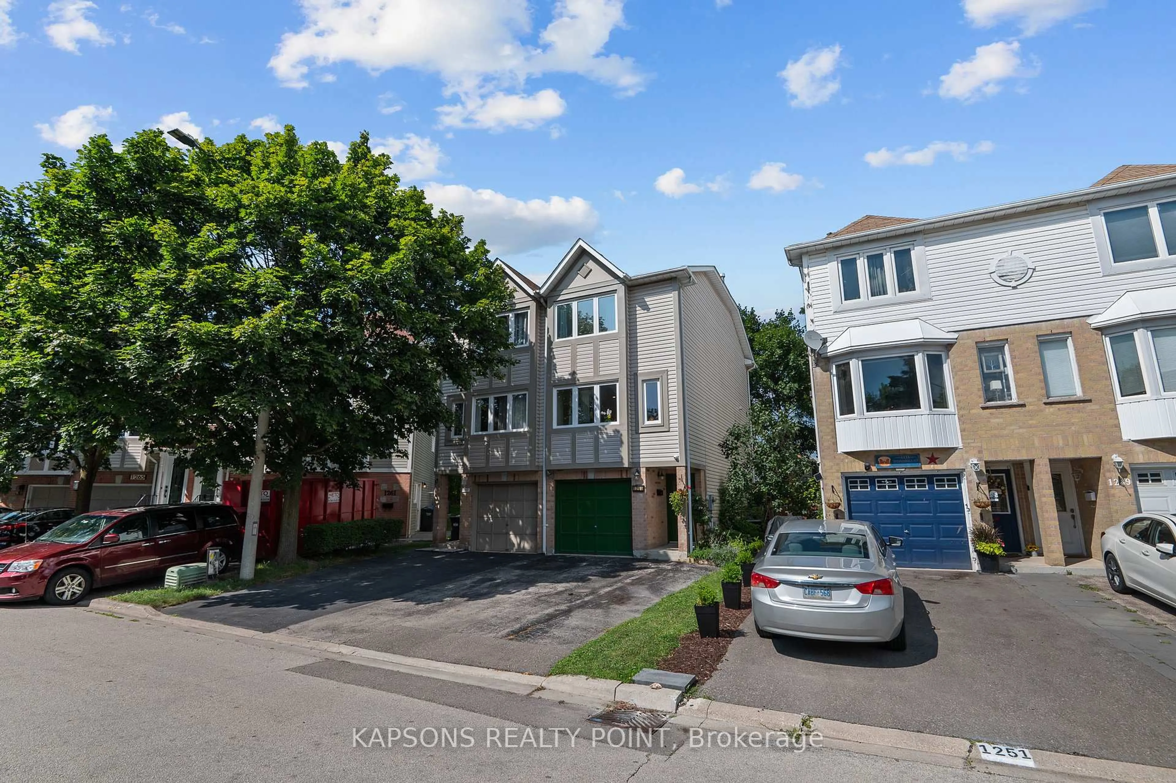 A pic from outside/outdoor area/front of a property/back of a property/a pic from drone, street for 1255 Woodhill Crt, Mississauga Ontario L5E 3H2